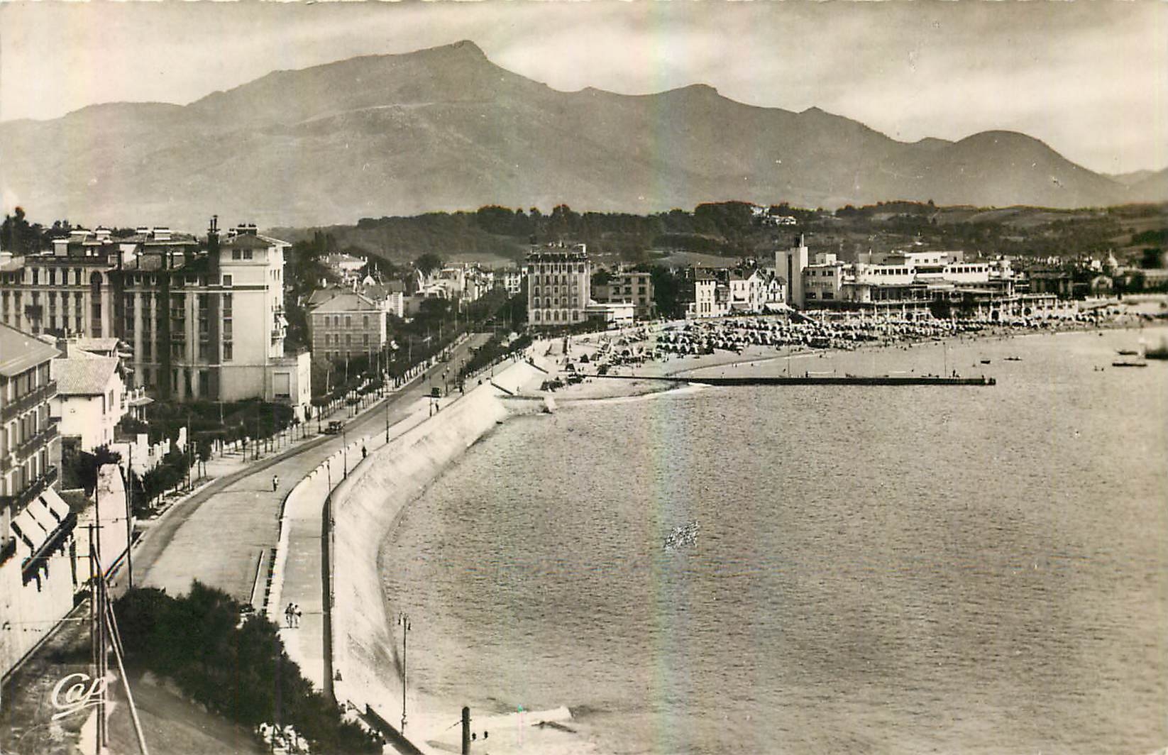 CPA St Jean de Luz vue generale de la Plage et la Rhune 