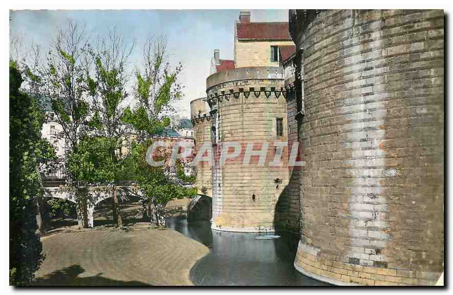 CPA Nantes Chateau des Ducs les douves l'enceinte ouest est formee par trois grosses Tours la tour d