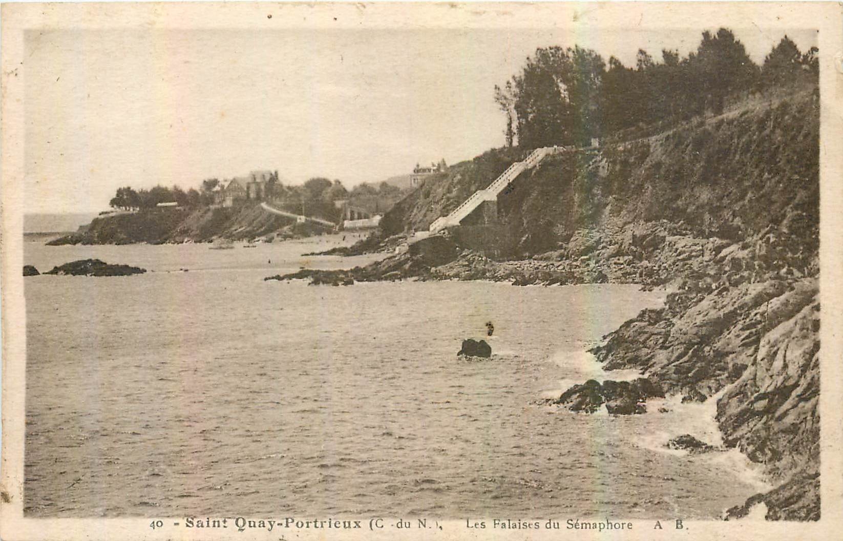CPA Saint Quay Portrieux C du N Les Falaises du Semaphore 