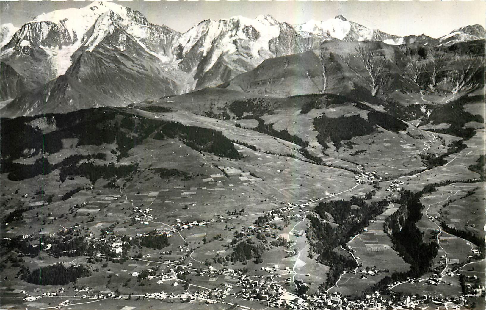 CPA Megeve l'Ensoleillee Haute Savoie Vue generale aerienne et Massif du Mont Blanc 