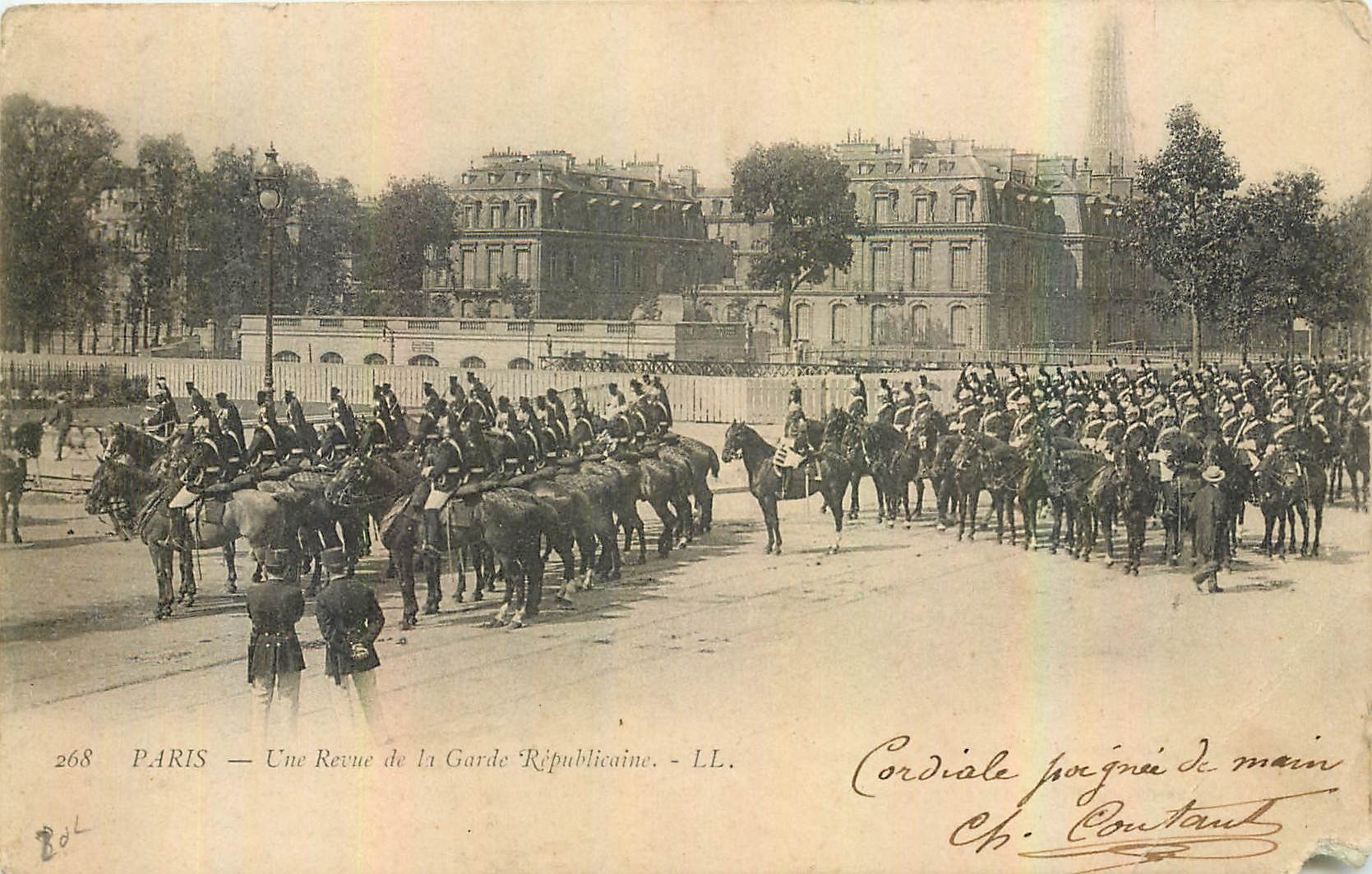 CPA Paris Une Revue de la Garde Republicaine Militaria