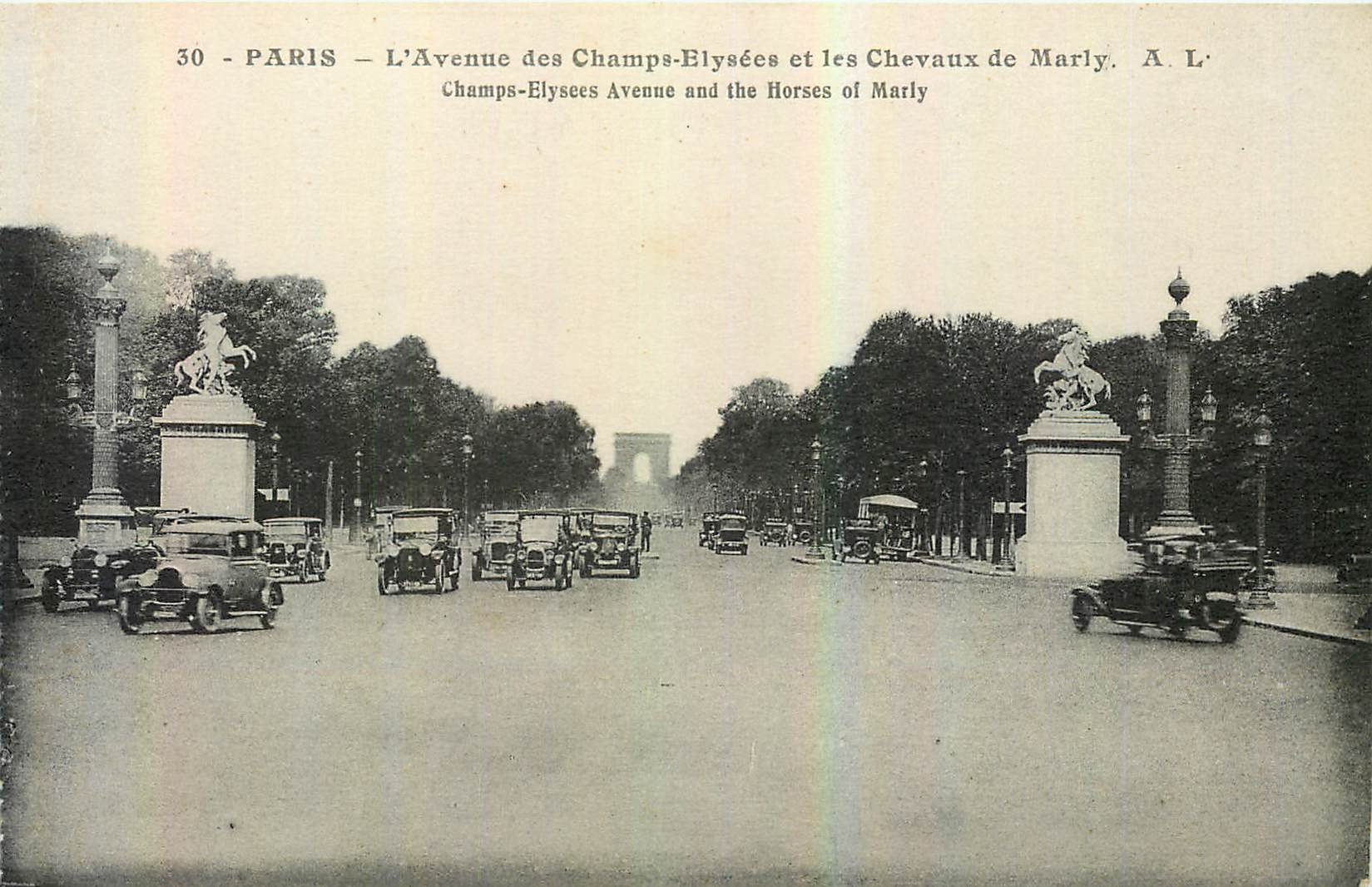 CPA Paris L'Avenue des Champs Elysees et les Chevaux de Marly 