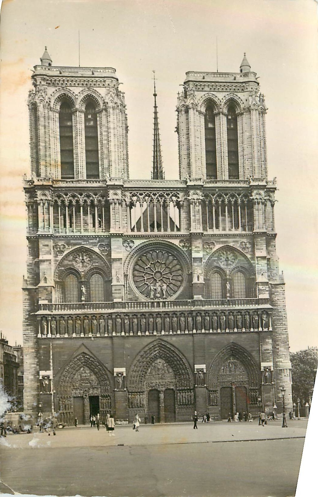 CPA Paris Facade de la Cathedrale Notre Dame 