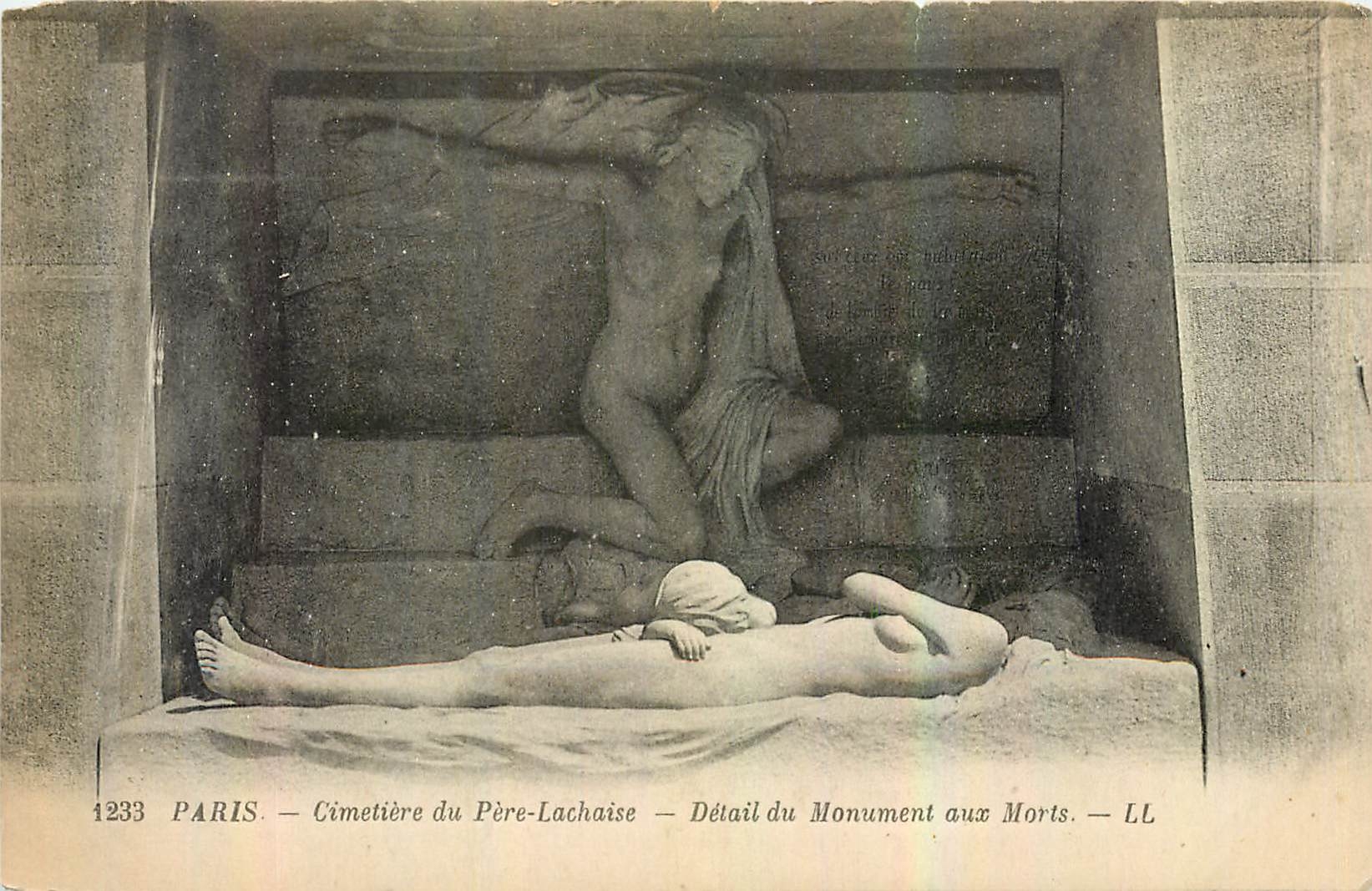 CPA Paris Cimetiere de Pere Lachaise Detail du monument aux Morts