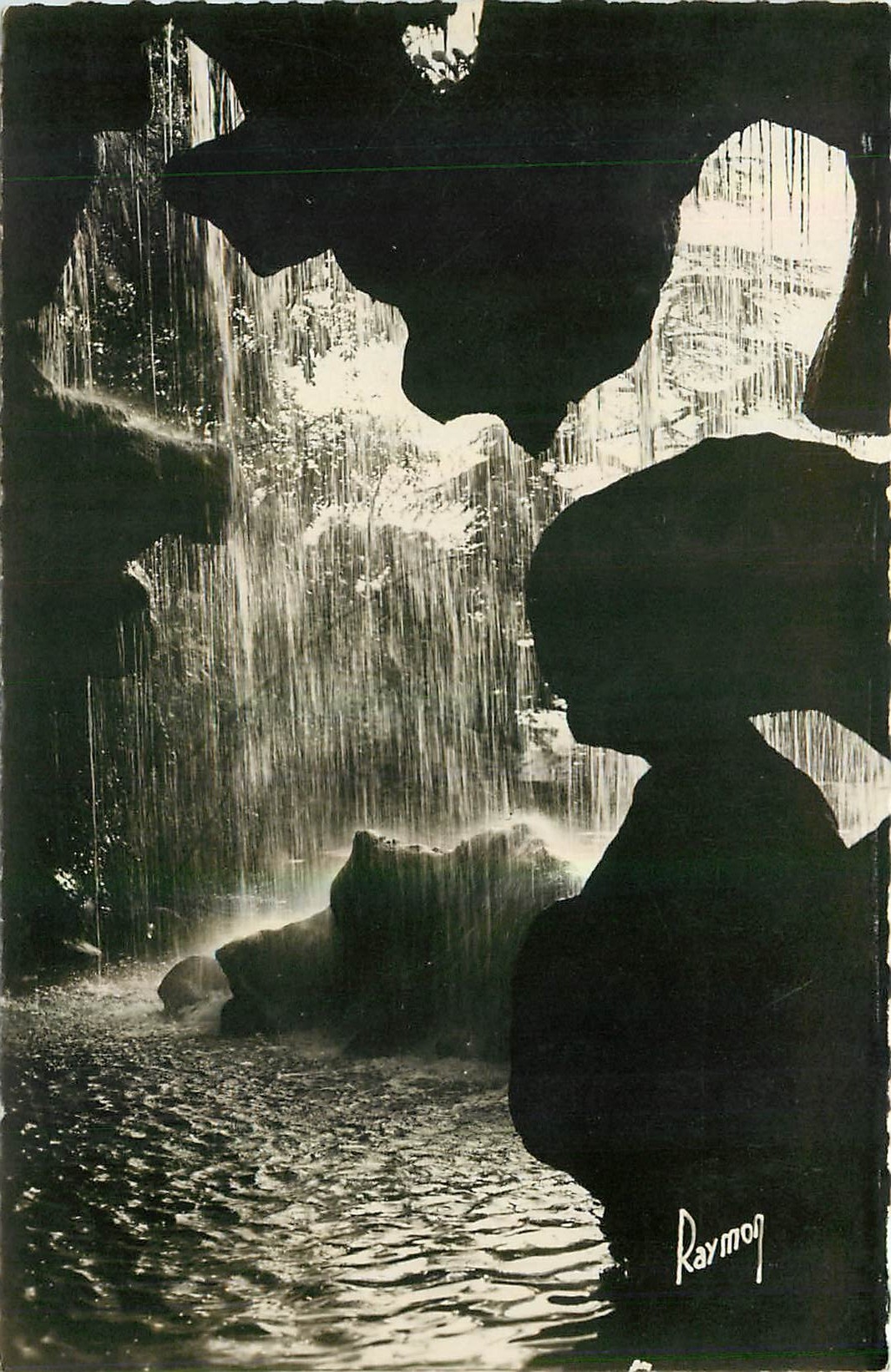 CPA En flanant au bois de boulogne la grande cascade vue des Grottes 