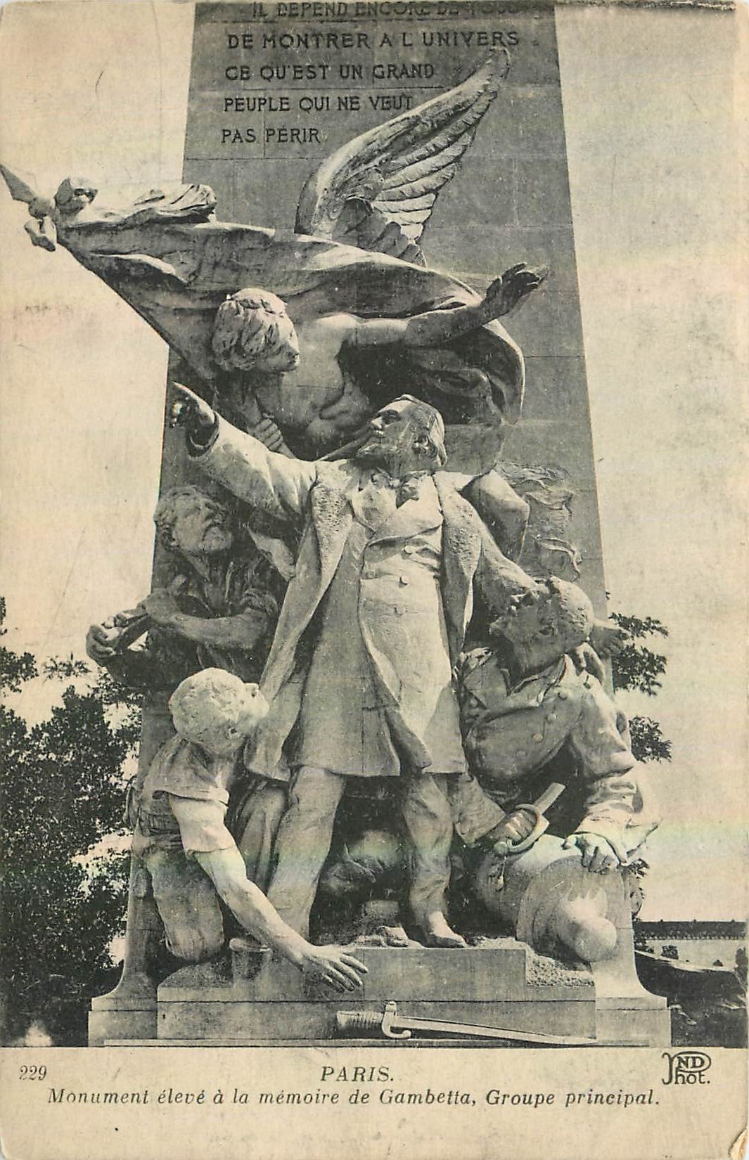 CPA Paris Monument eleve a la memoire de Gambetta groupe principal 