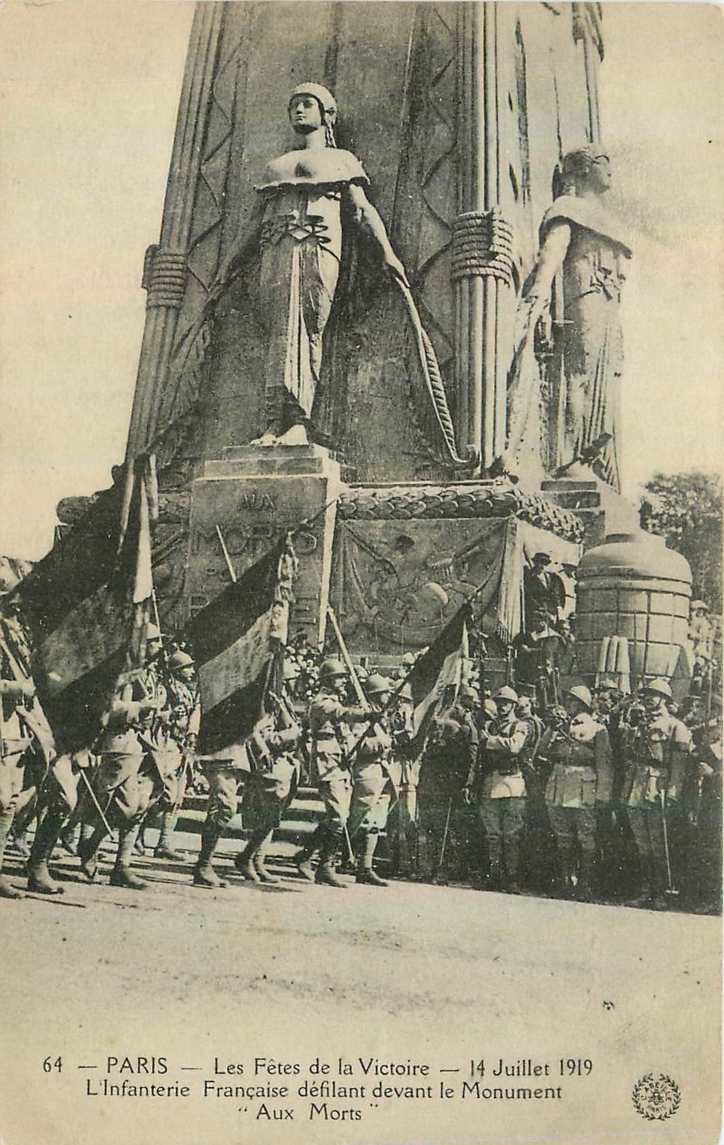 CPA Paris les Fetes de la Victoire 14 Juillet 1919 l'infanterie francaise defilant devant le Monumen