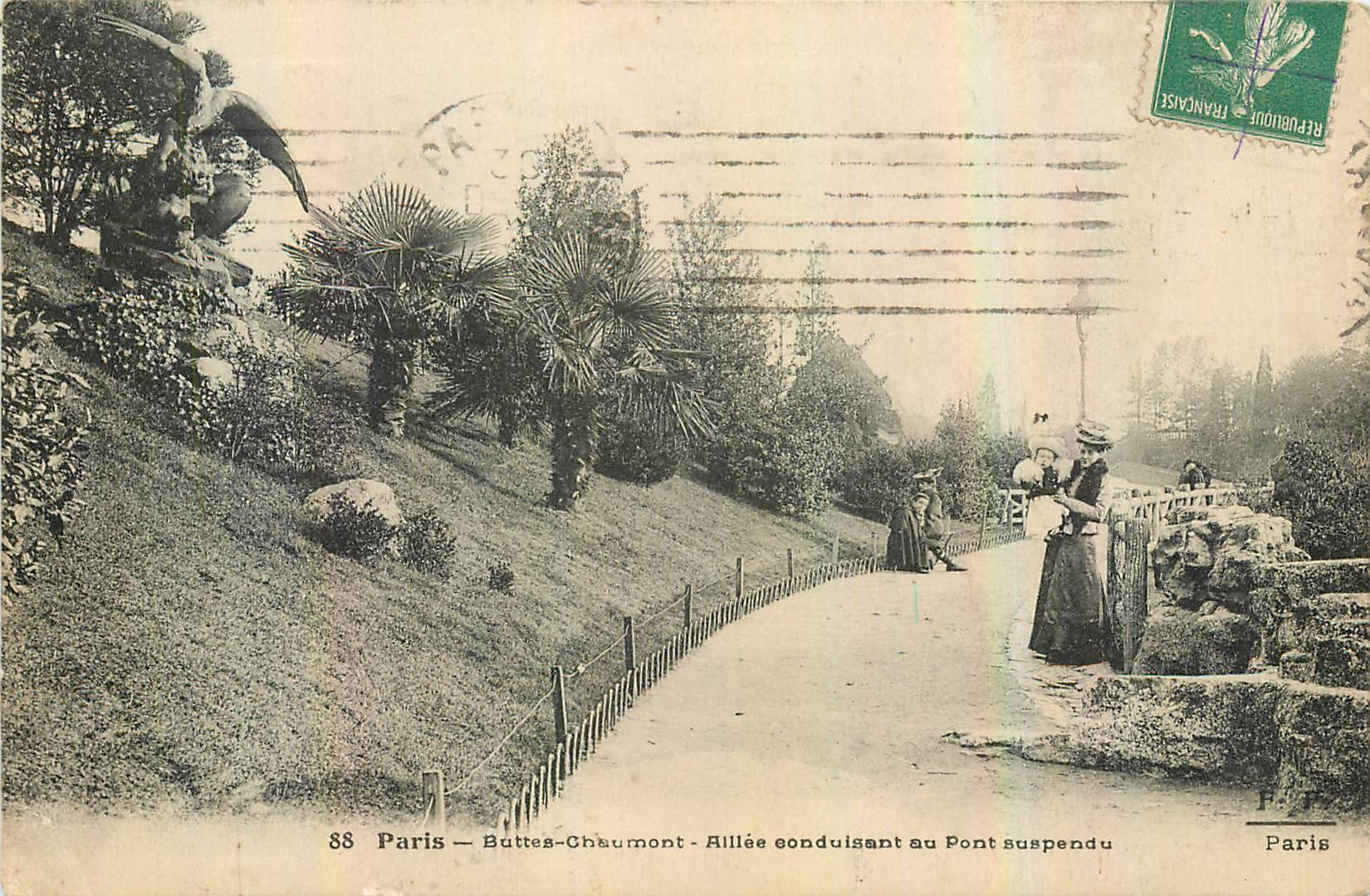 CPA Paris Buttes Chaumont Allee conduisant au Pont suspendu 
