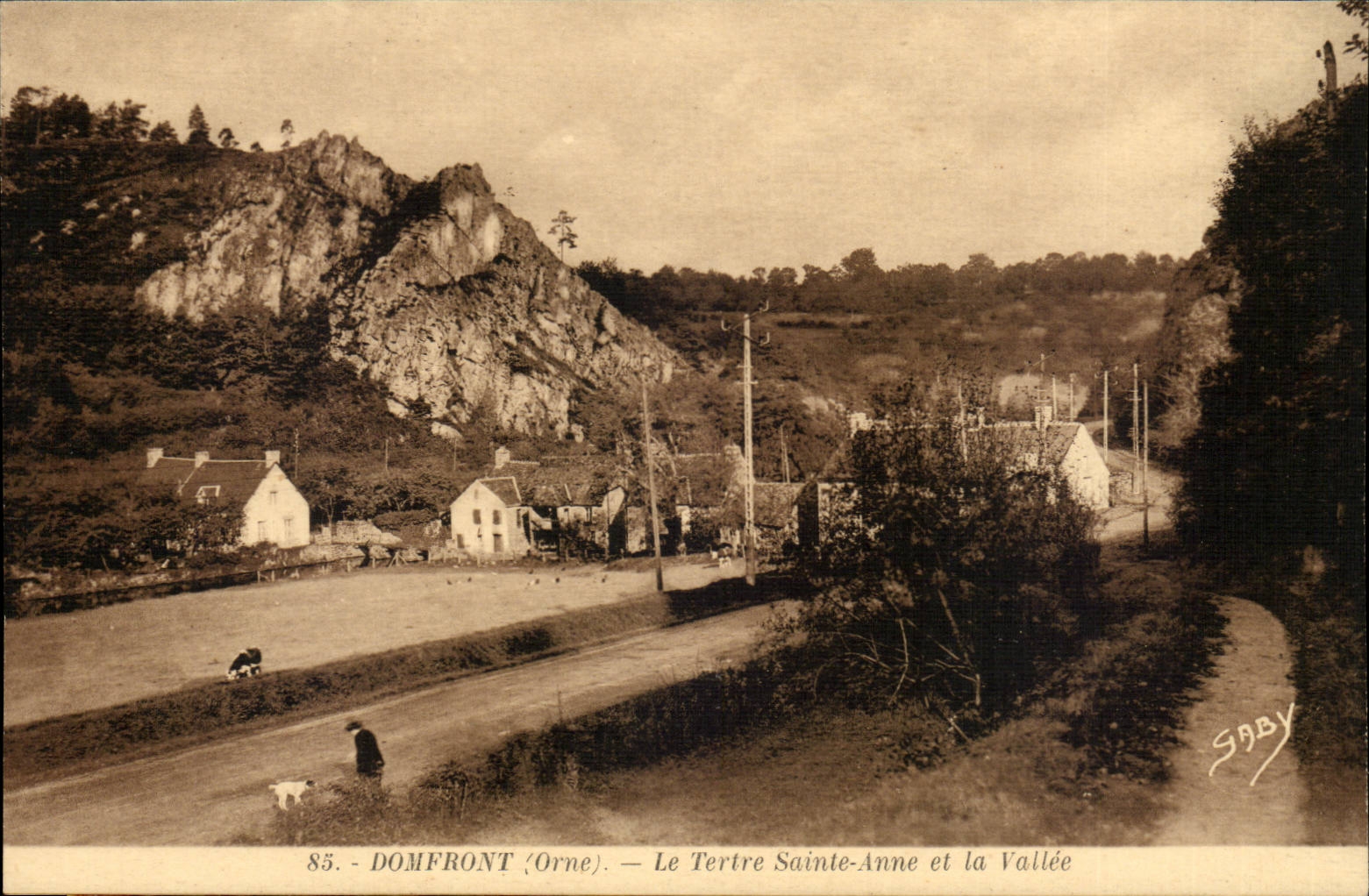 domfront CPA Le tertre Sainte anne et la vallee