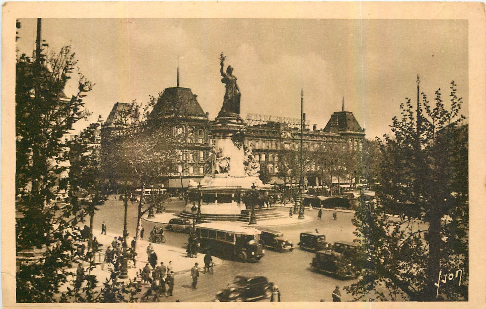CPA Paris en Flanant Place de la Republique 