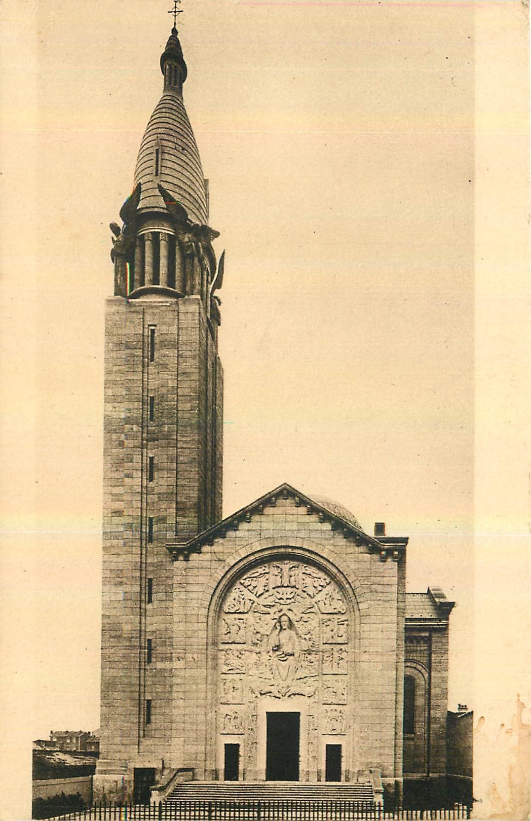 CPA Paris Eglise des Etudiants Sacre Coeur Facade principale 