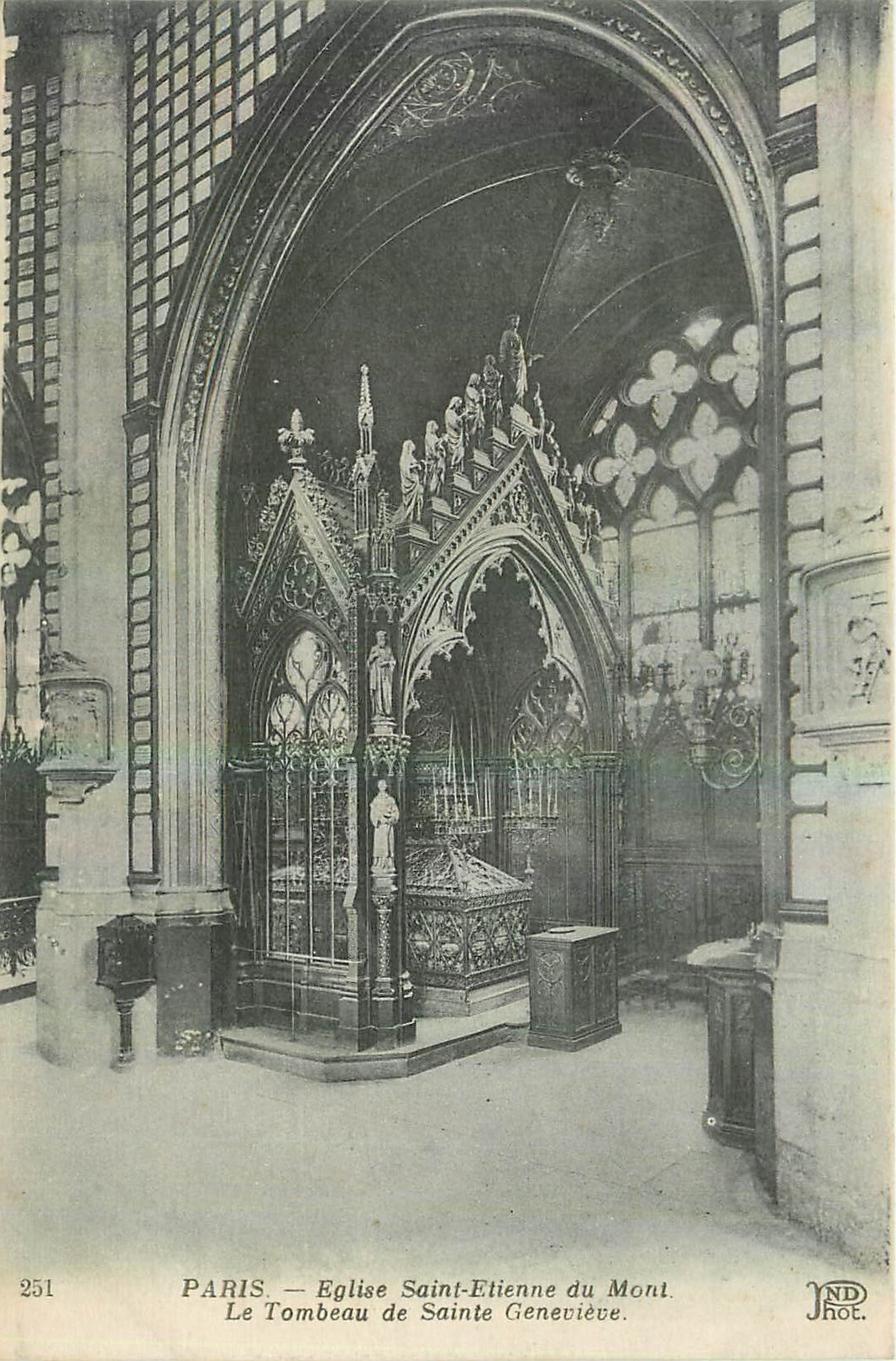 CPA Paris Eglise Saint Etienne du Mont le tombeau de Sainte Genevieve 
