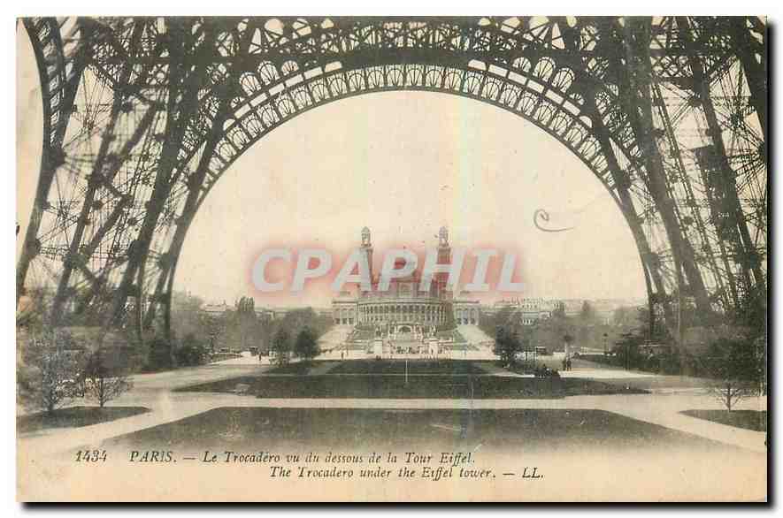 CPA Paris le Trocadero vu du dessous de la Tour Eiffel 