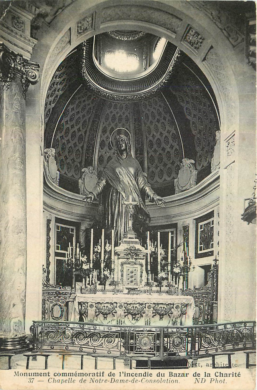 CPA Monument commemoratif de l'Incendie du Bazar de la Charite Chapelle de Notre Dame de Consolation