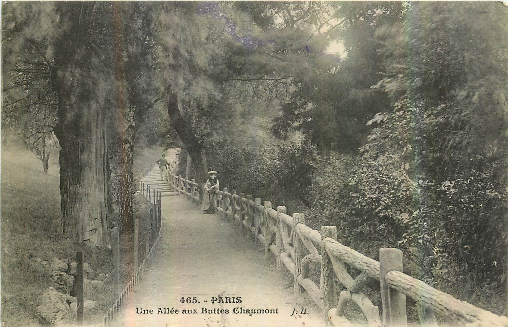 CPA Paris une Allee aux Buttes Chaumont 