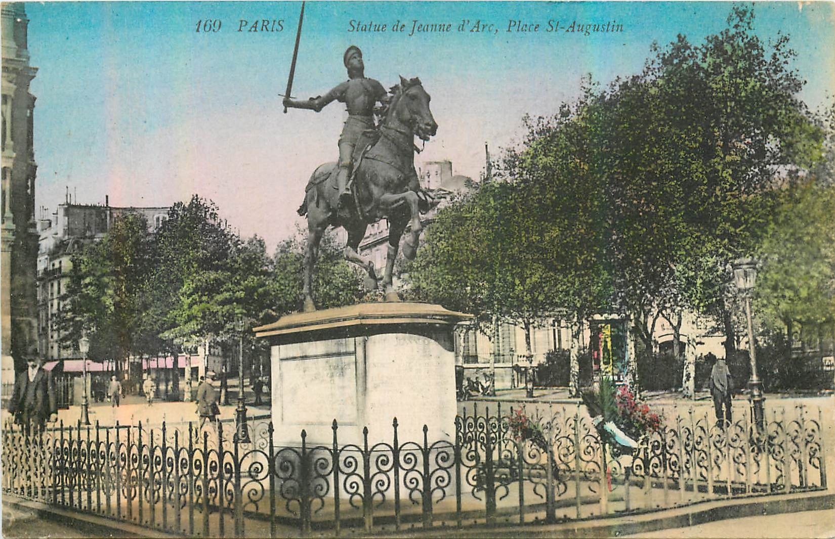 CPA Paris Statue de Jeanne d'Arc Place St Augustin 