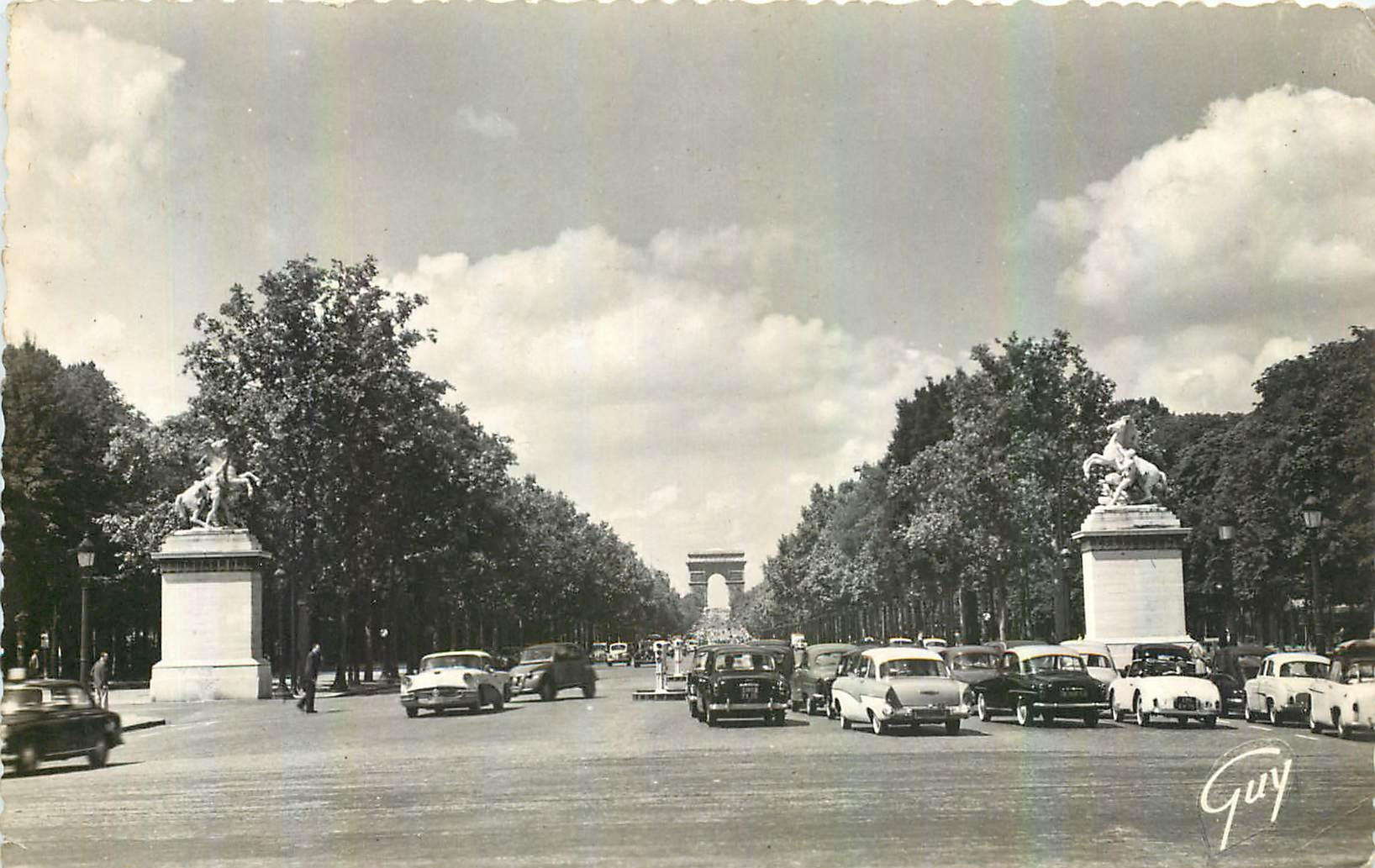 CPA Paris et ses Merveilles l'Avenue des Champs Elysees vers l'arc de Triomphe de l'Etoile au premie