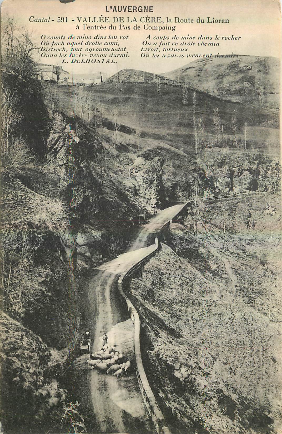CPA L'Auvergne Cantal Vallee de la Cere La Route du Lioran a l'entree du Pas de Compaing 