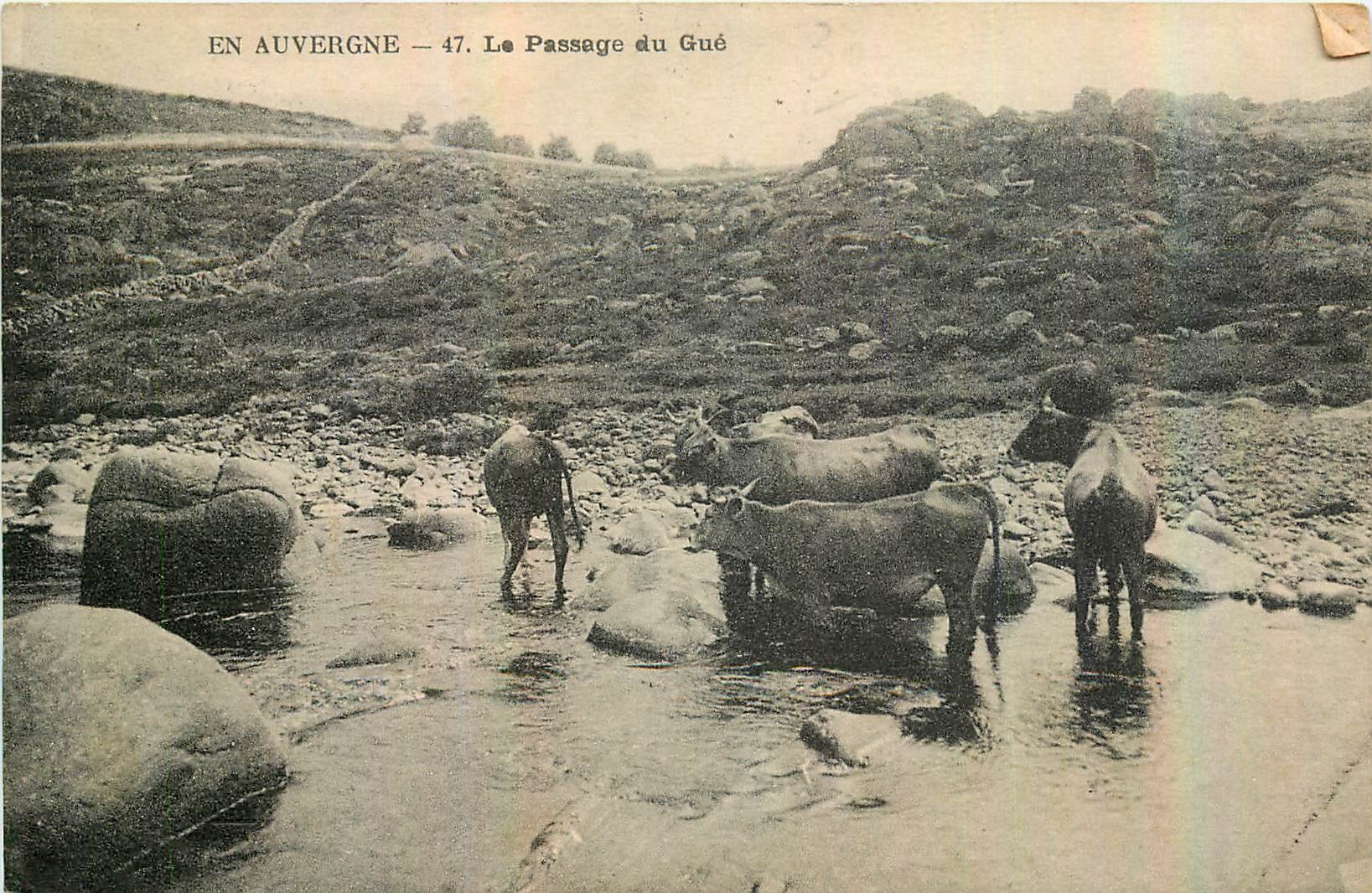 CPA En Auvergne le Passage du Gue Vache sFolklore