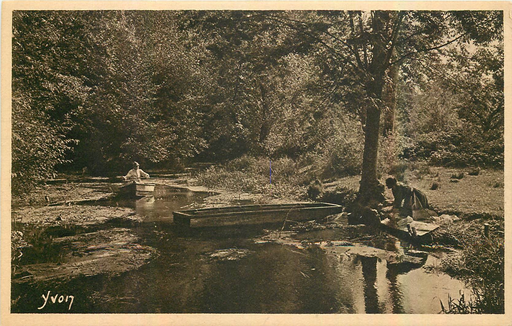 CPA La Region du Limousin un Bras de la dordogne pres Argentat Lavandiere Barque