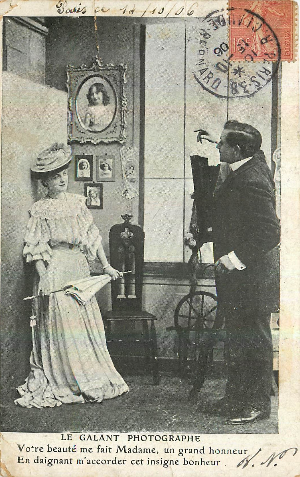 CPA Le Galant Photographe Votre beaute me fait Madame un grand honneur en Daignant m'accorder cet in