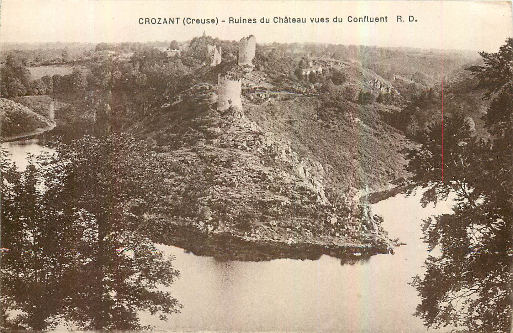 CPA Crozant Creuse Ruines du Chateau Vues du Confluent 