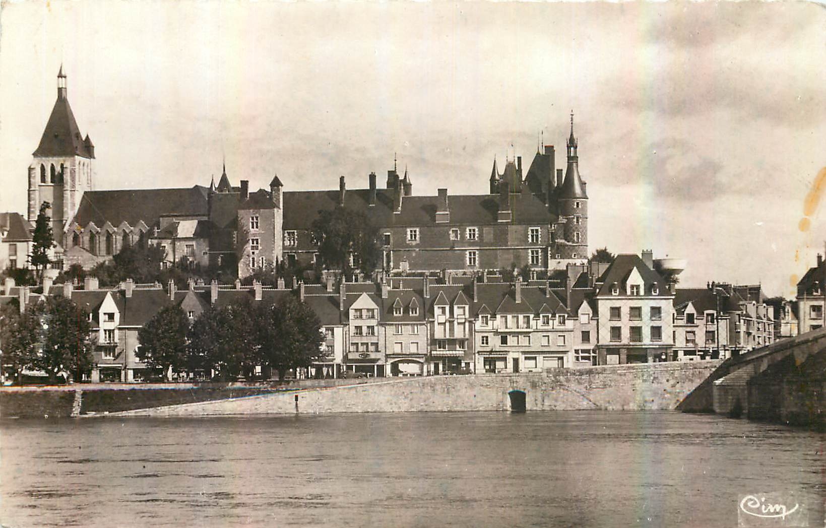 CPA Gien Loiret Le Chateau et L'Eglise 