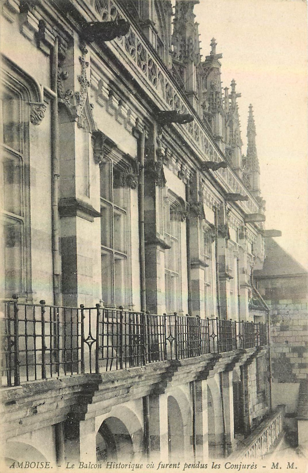 CPA Amboise Le Balcon Historique ou furent pendus les Conjures 