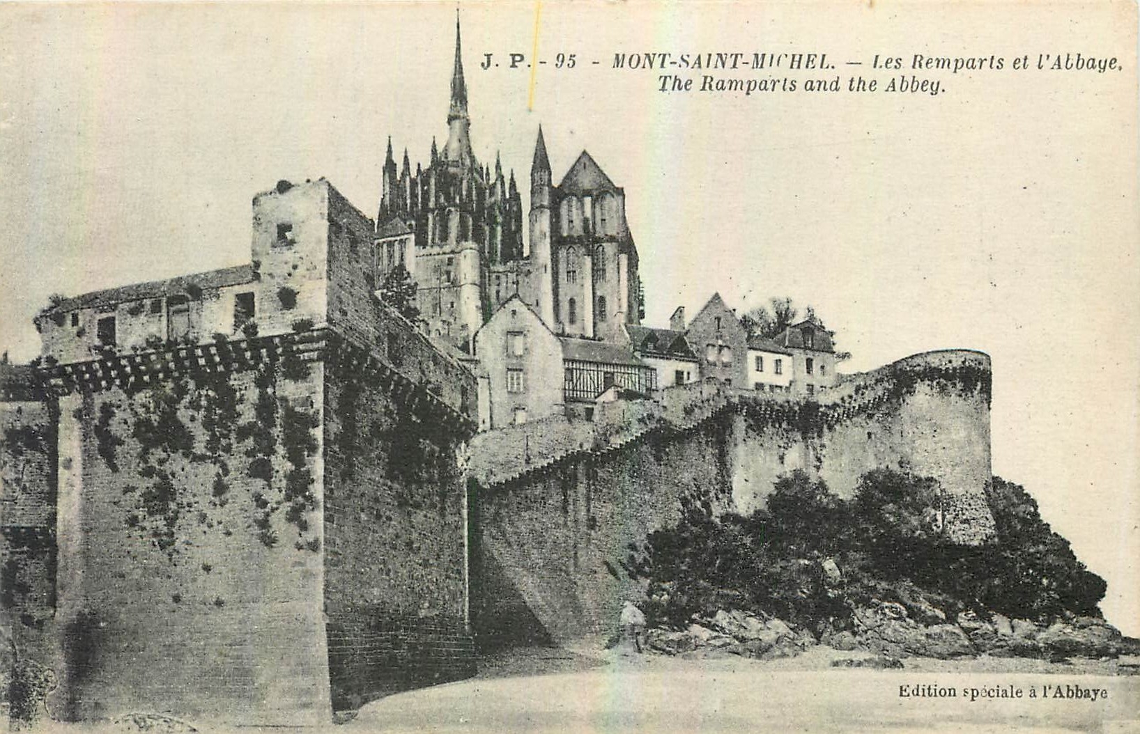 CPA Mont saint Michel Les Remparts et l'Abbaye 