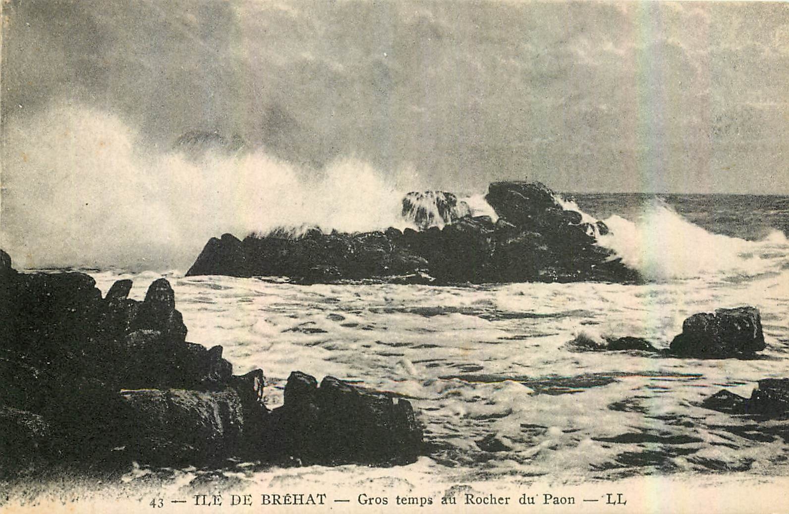 CPA Ile de Brahat Gros Temps au Rocher du Paon 