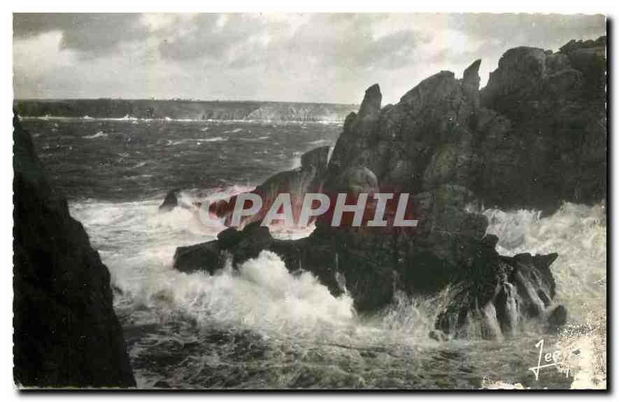 CPA La Bretagne La Pointe du Raz Finistere La Moine couche au fond de la Baie des Trepasses 