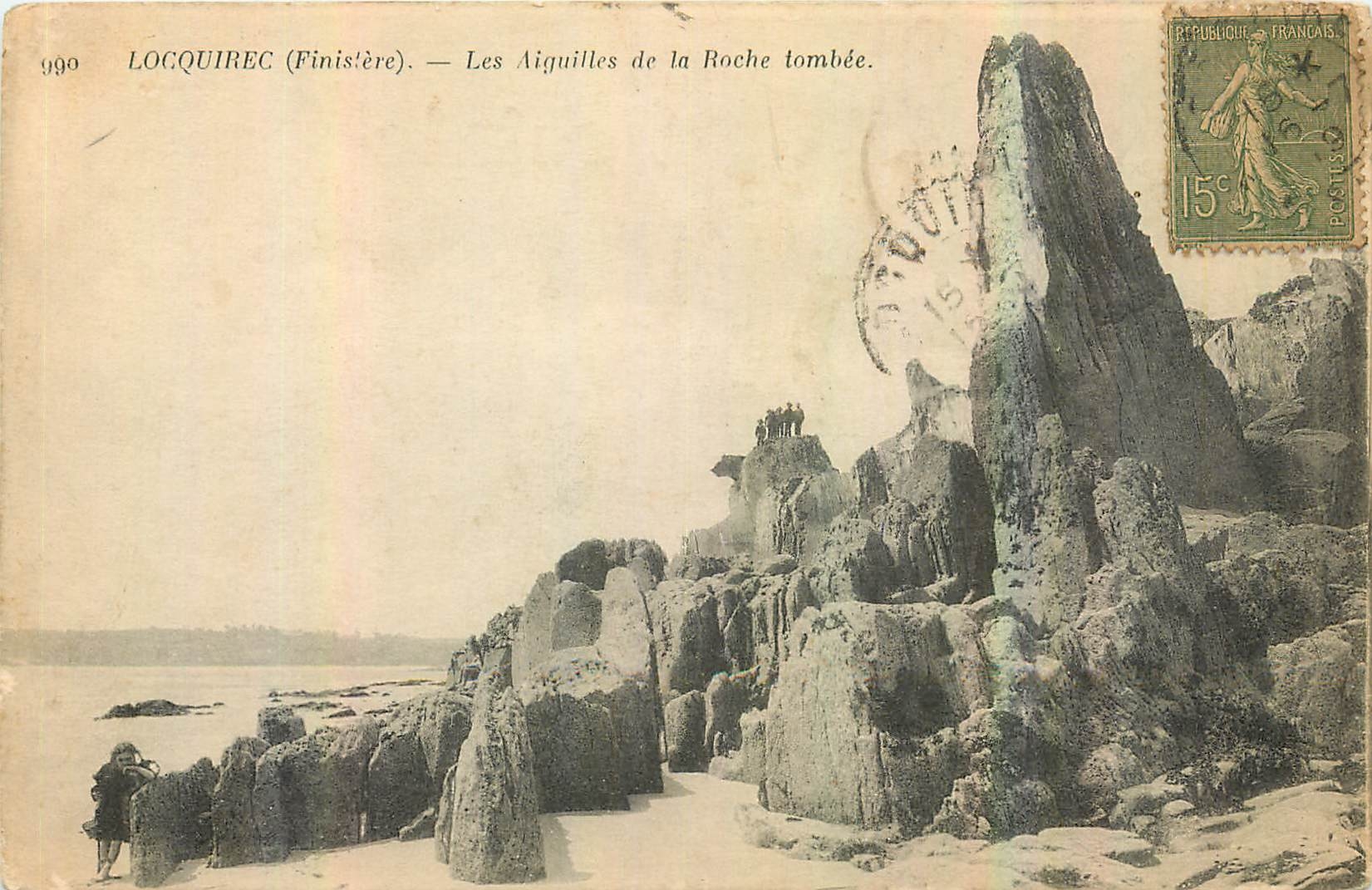 CPA Locquirec Finistere Les Aiguilles de la Roche tombee 