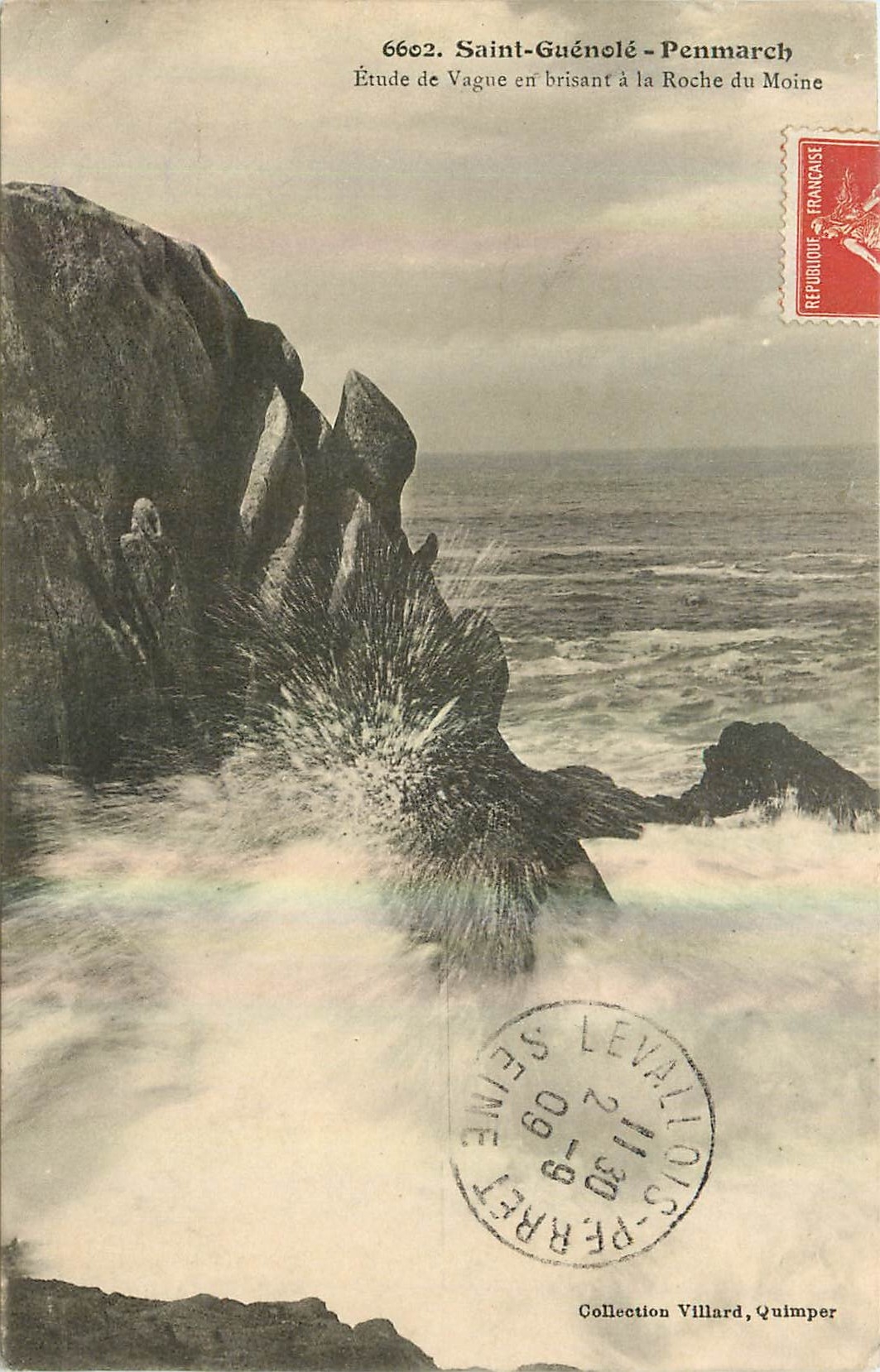 CPA Saint Guenole Penmarch Etude de Vague en brisant a la Roche du Moine 
