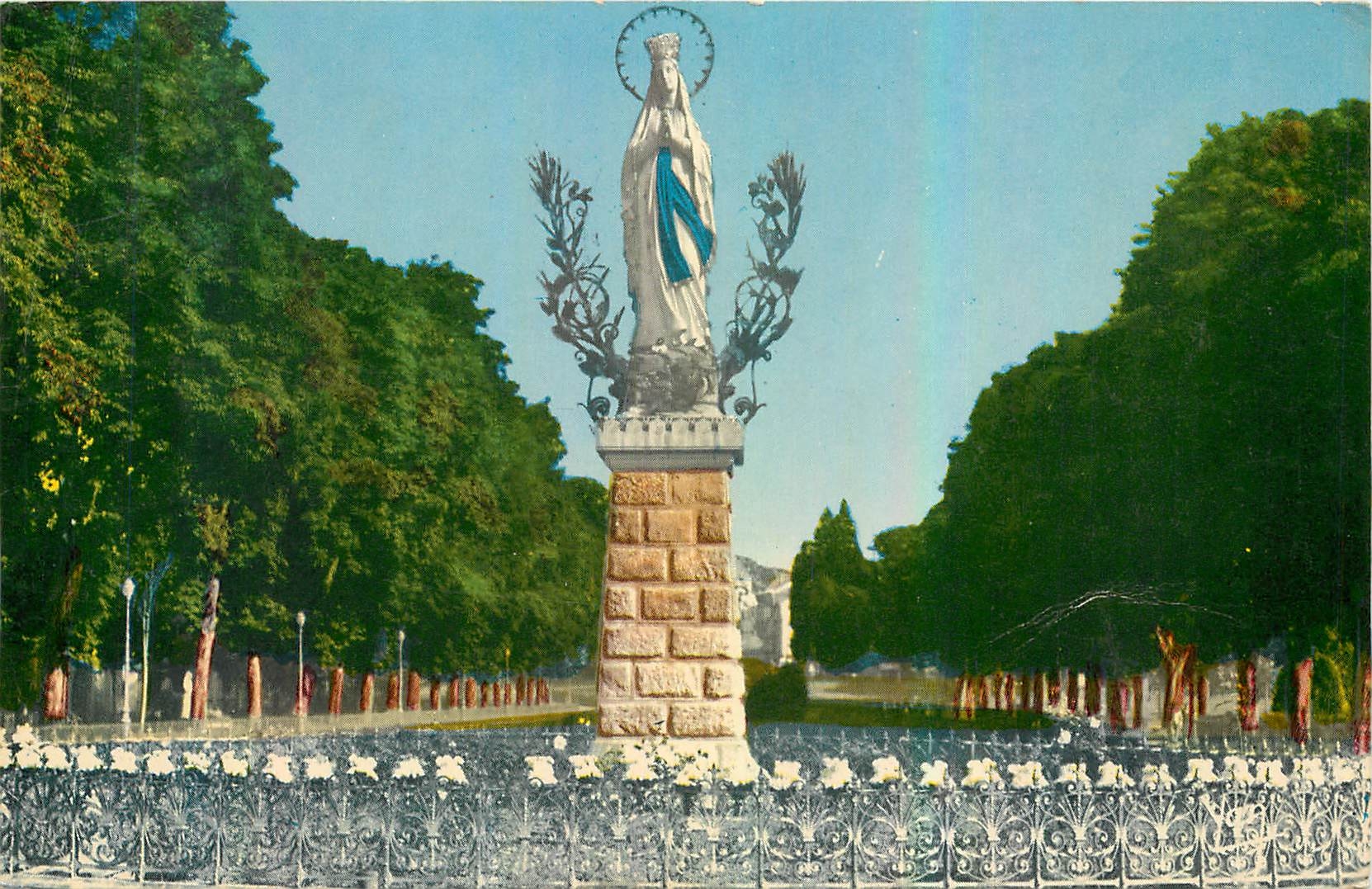 CPA Lourdes La Vierge Couronnee 
