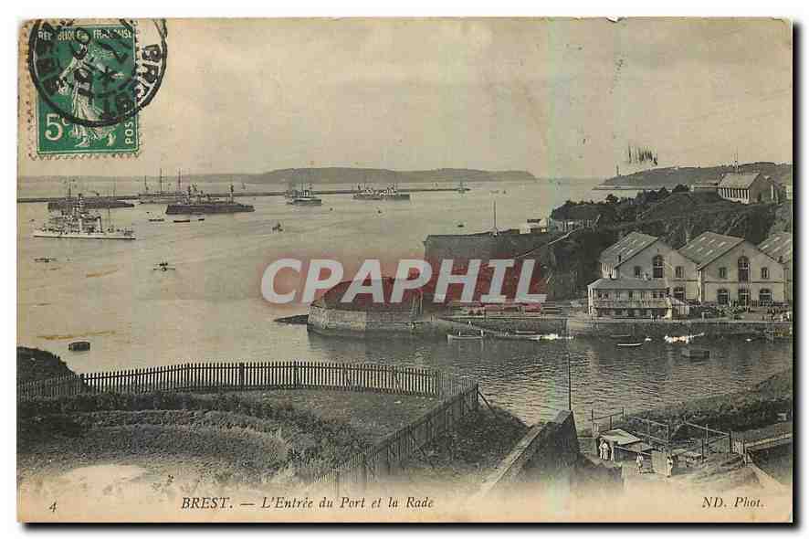 CPA Brest l'entree du port et la Rade 