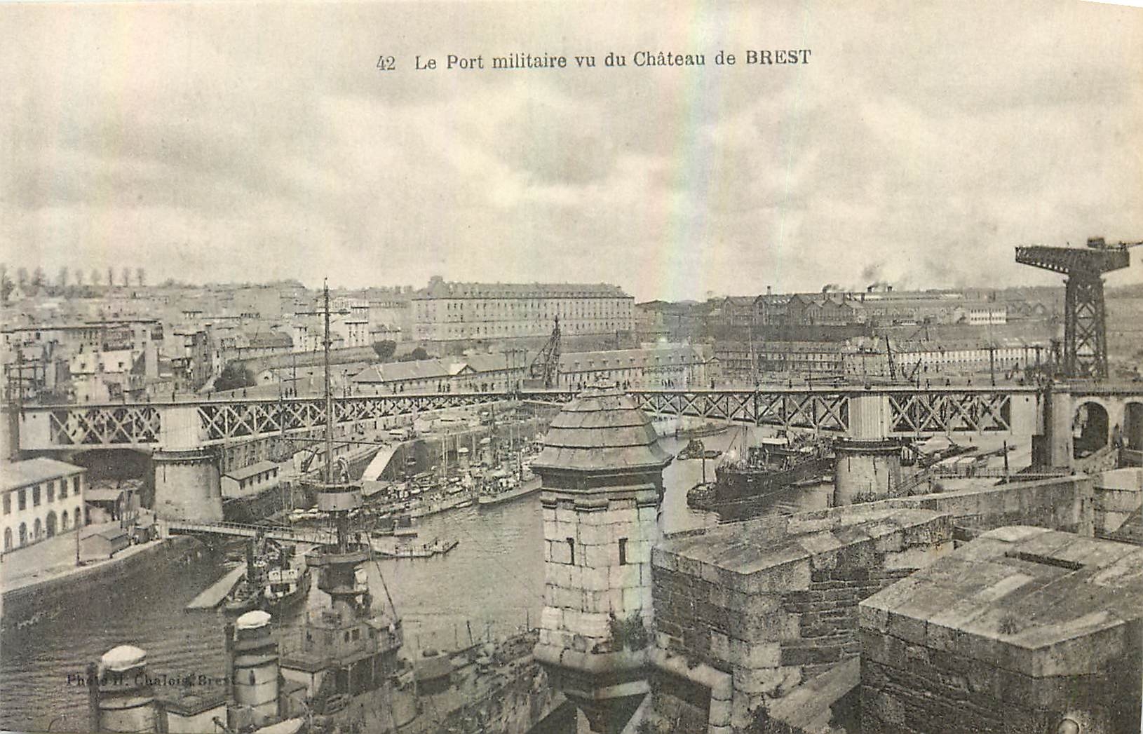 CPA Le Port militaire vu du Chateau de Brest Bateau