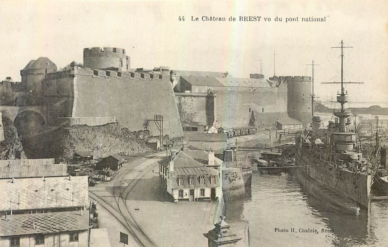 CPA Le Chateau de Brest vu du point national Bateau