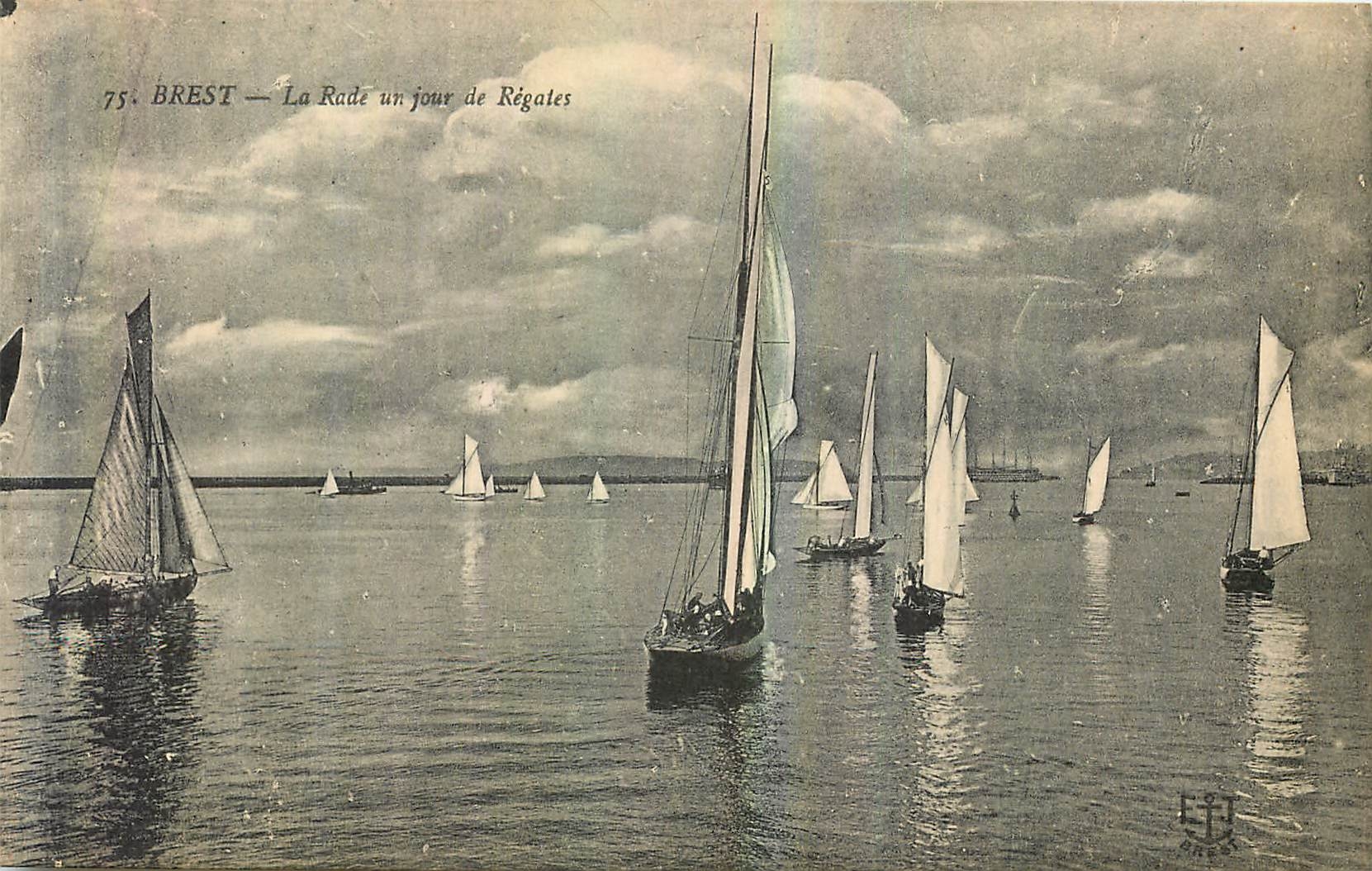 CPA Brest la rade un jour de Regates Bateaux
