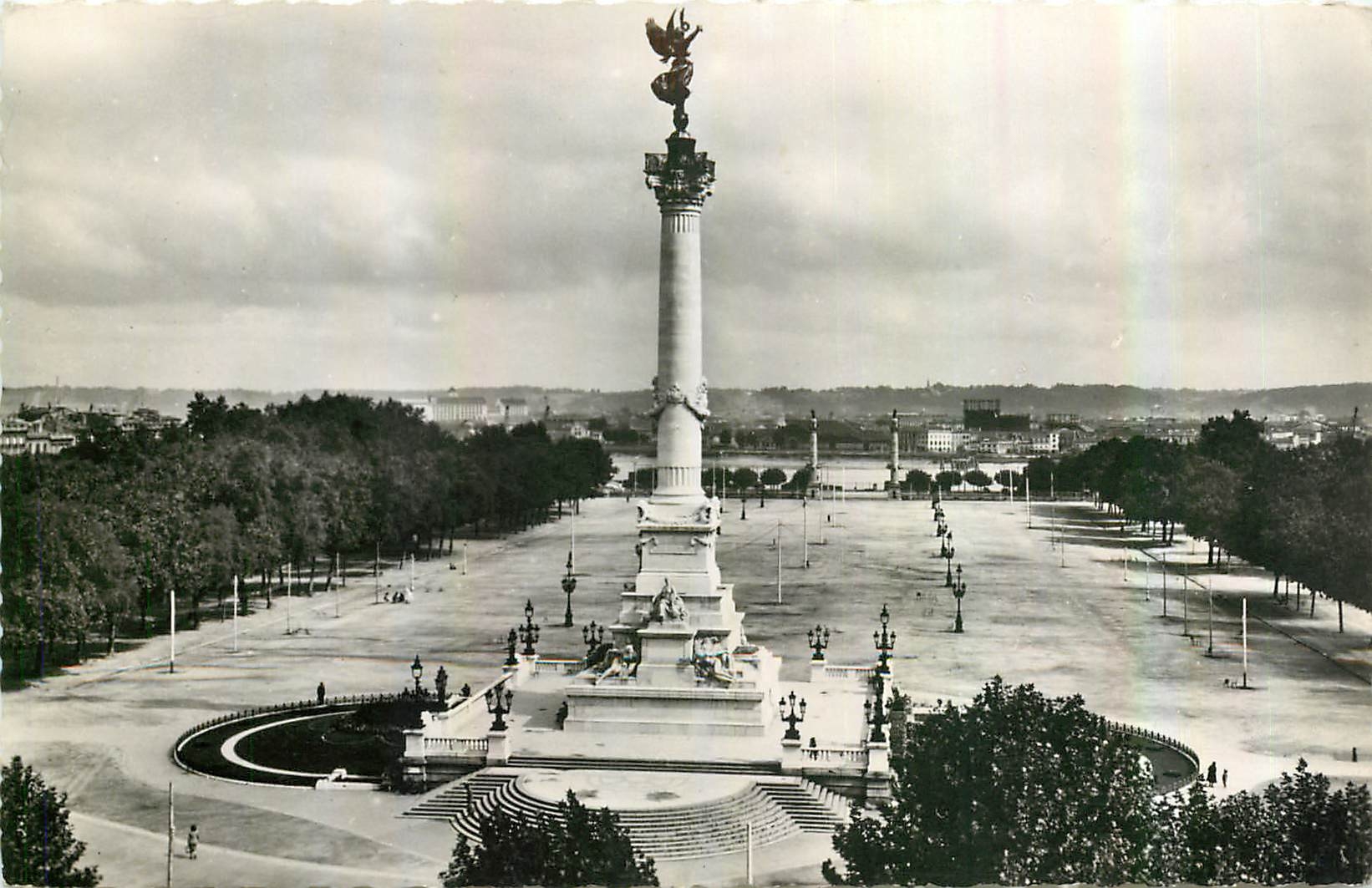 CPA Bordeaux Gironde Place des Quinconces Monument des Girondins 