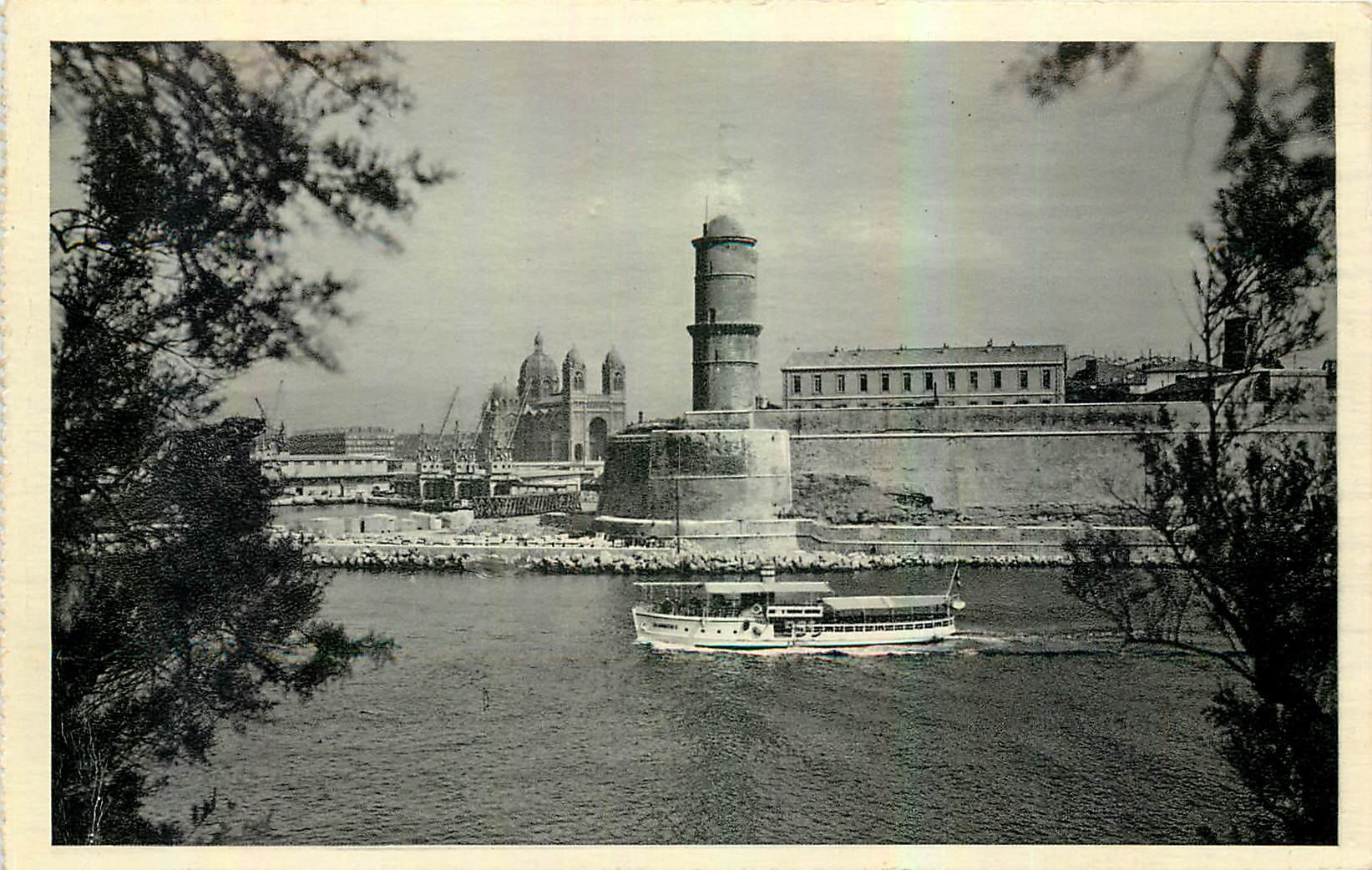 CPA Marseille Le Fort Jean et la Cathedrale 