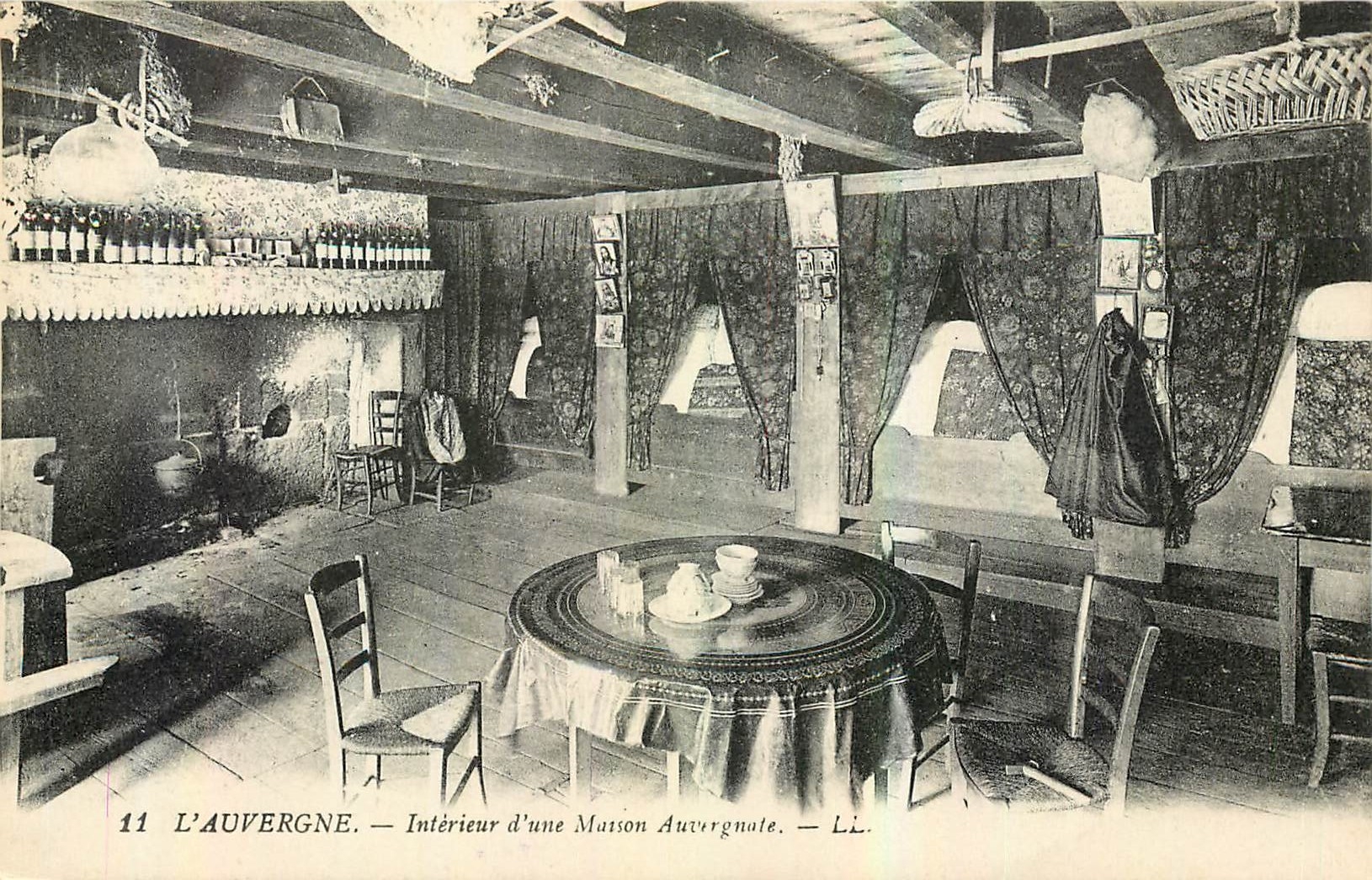 CPA l'Auvergne Interieur d'une Maison Auvergnate 