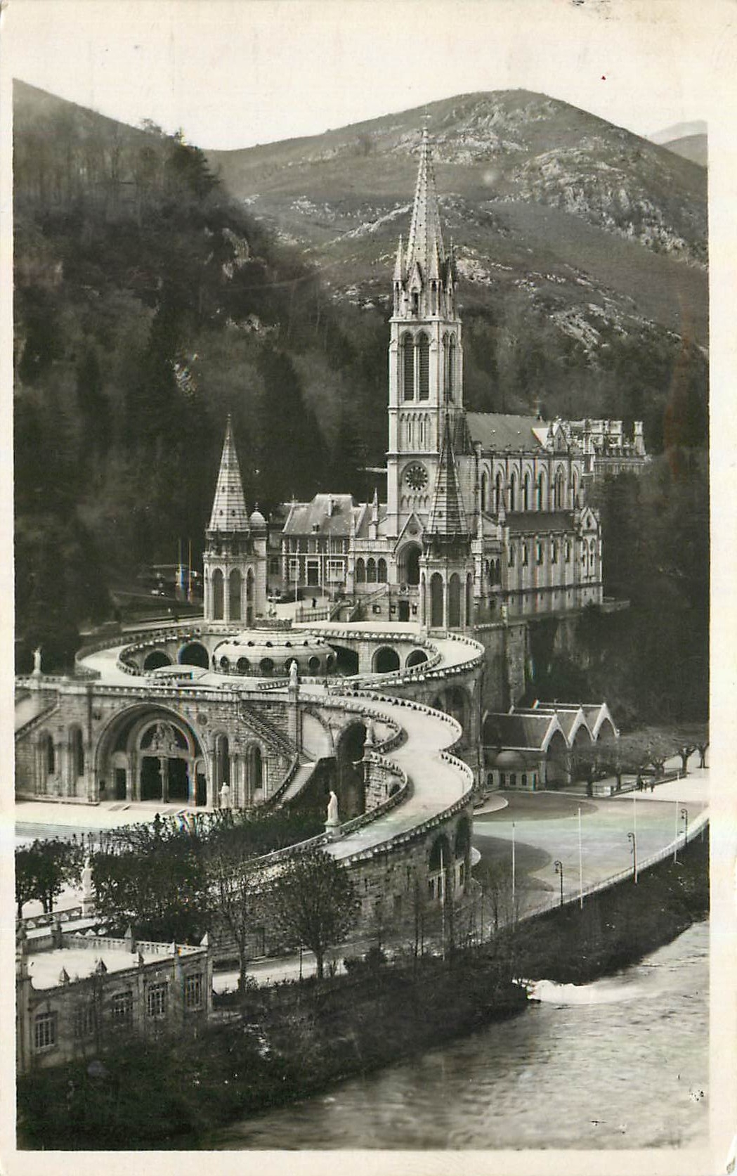 CPA Lourdes La Basilique et le Gave 