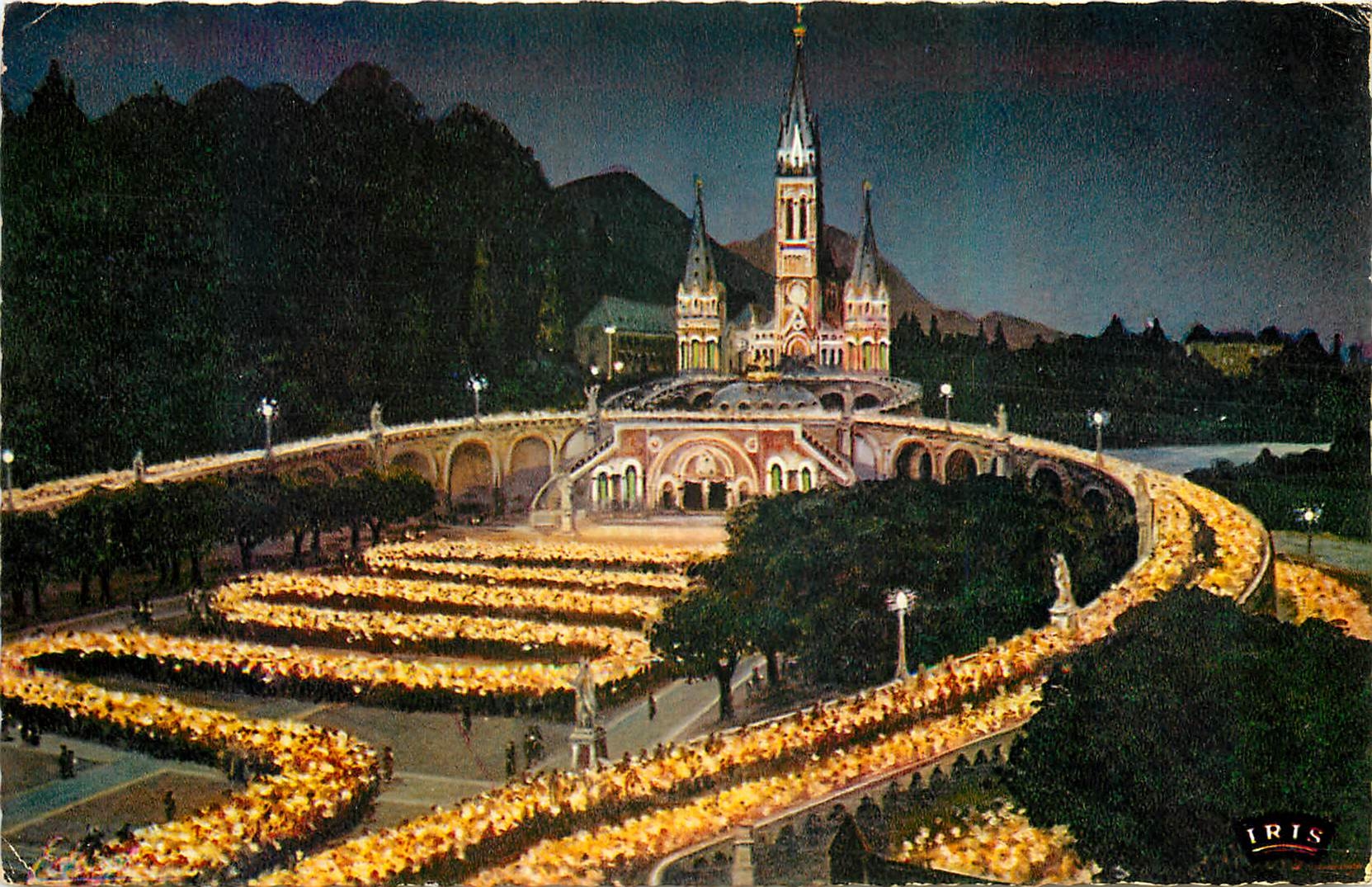 CPA Lourdes La Basilique illuminee et la Procession 