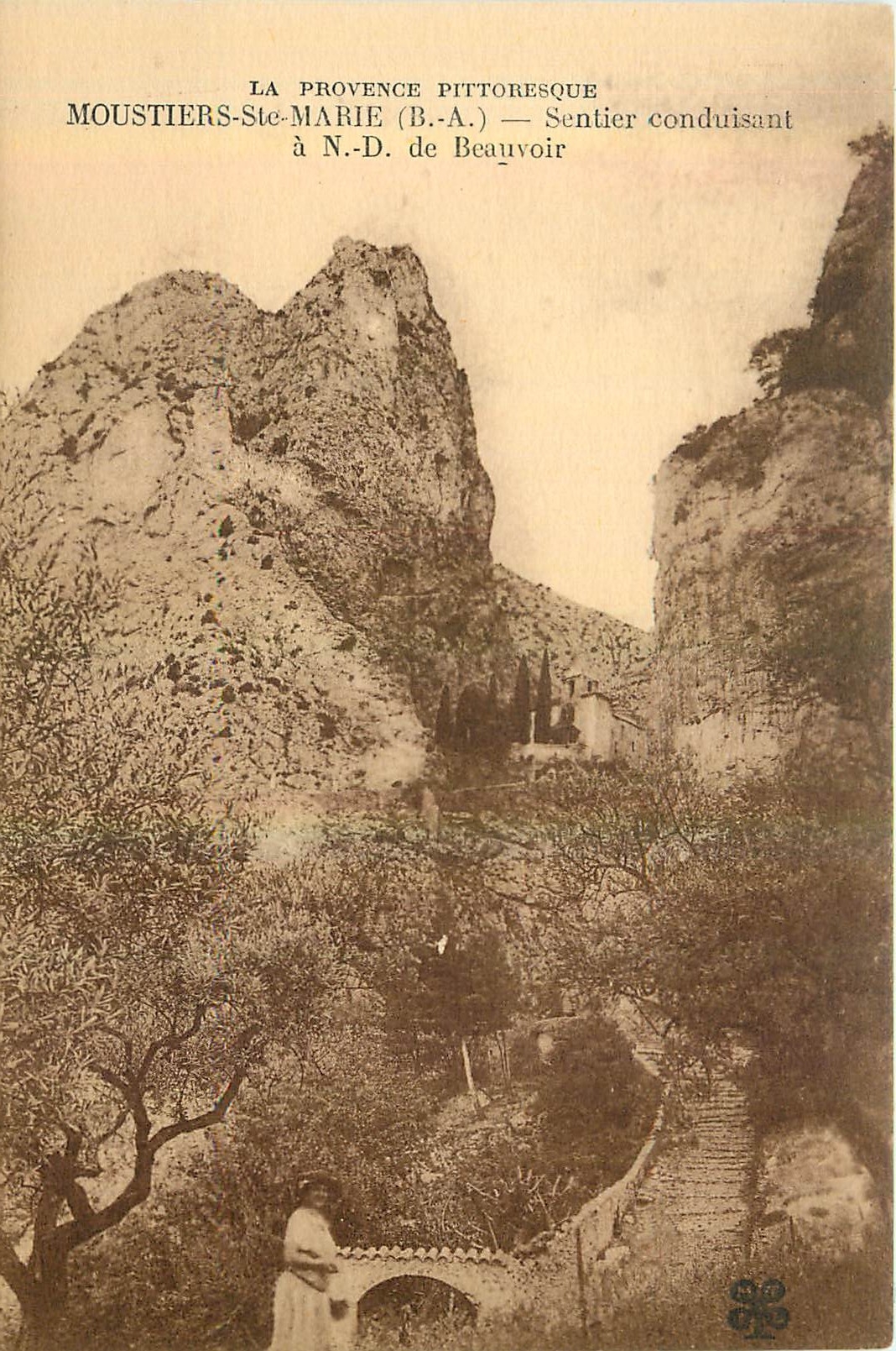 Moustiers-Sainte-Marie — Sentier conduisant à N.-D. de Beauvoir — La Provence pittoresque