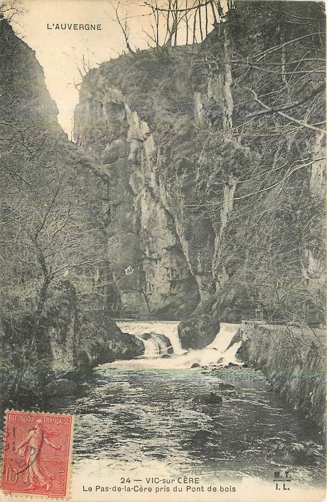 CPA l'Auvergne Vic sur Cere Le Pas de la Cere pris du Pont de Bois 