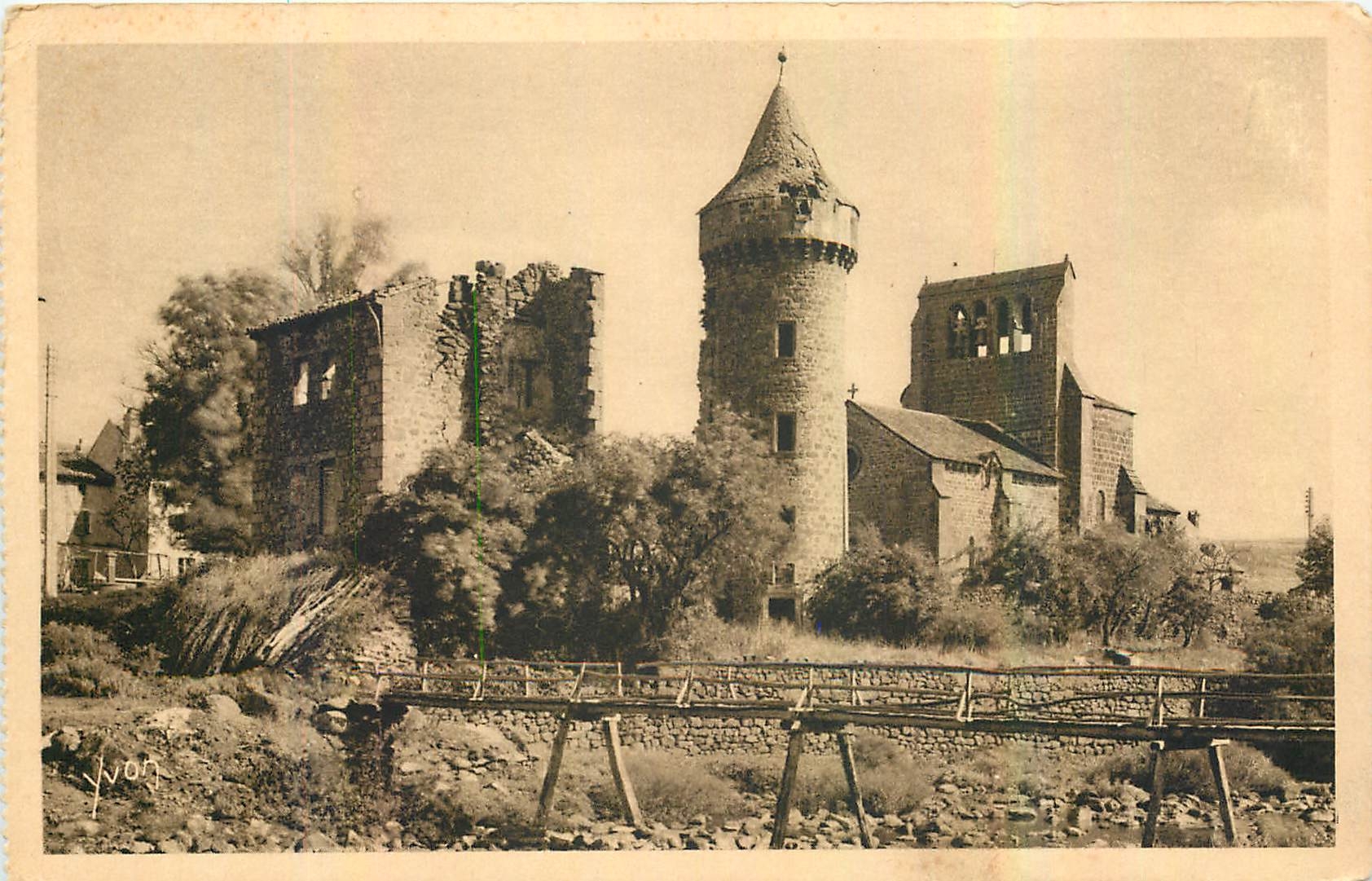 CPA La Douce France Environs de Saint Flour Cantal Roffiac l'Eglise 