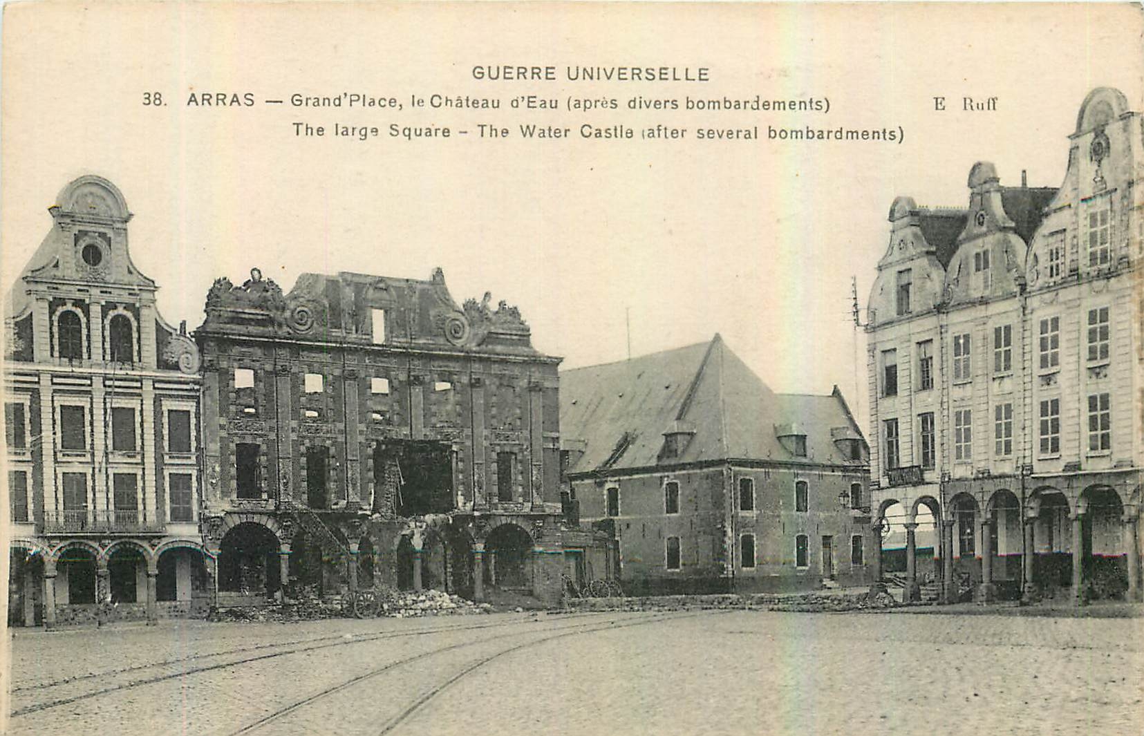 CPA Guerre Universeille Arras Grand Place le Chateau d'Eau Militaria