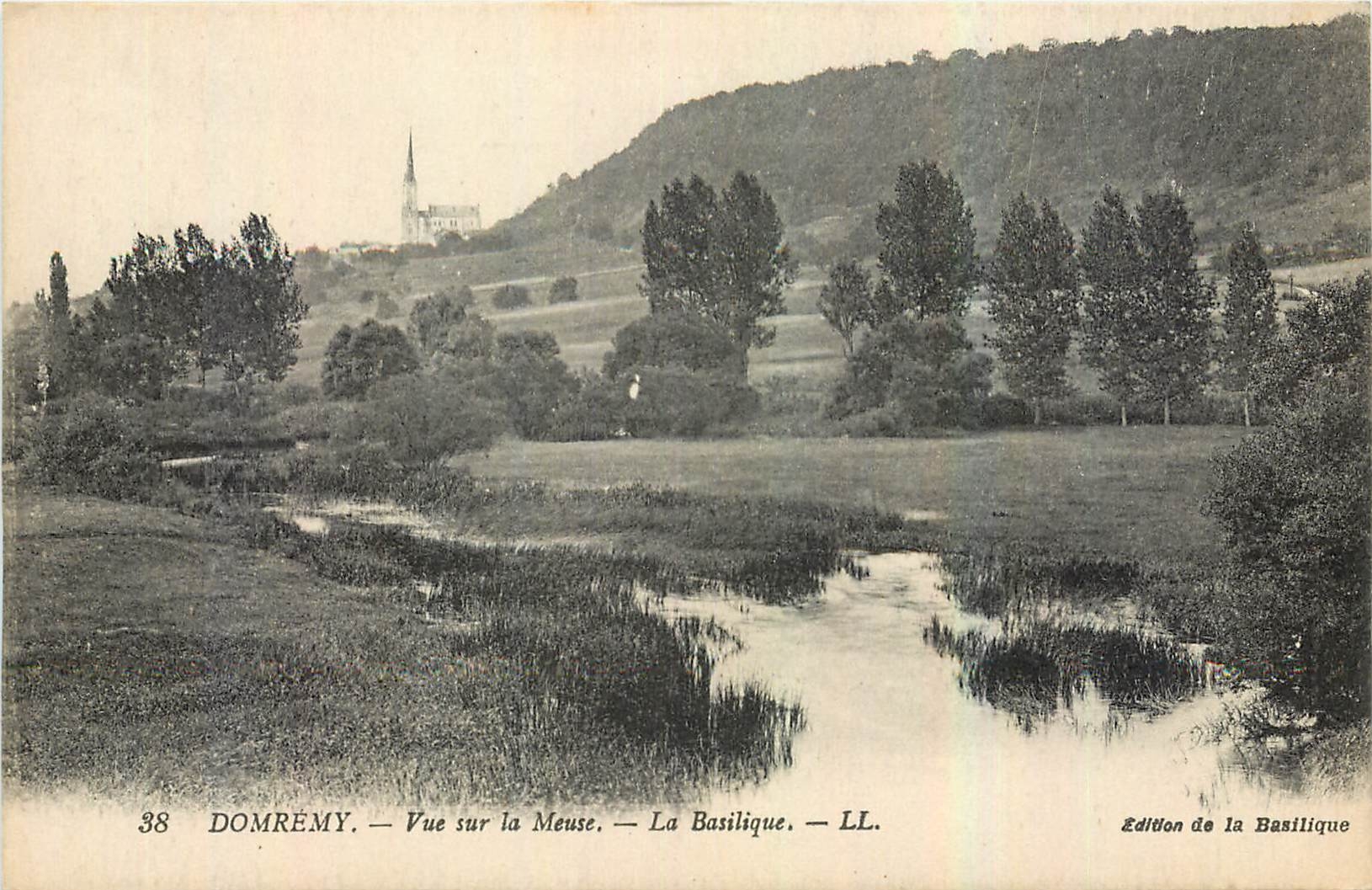 CPA Domremy Vue sur la Meuse La Basilique 