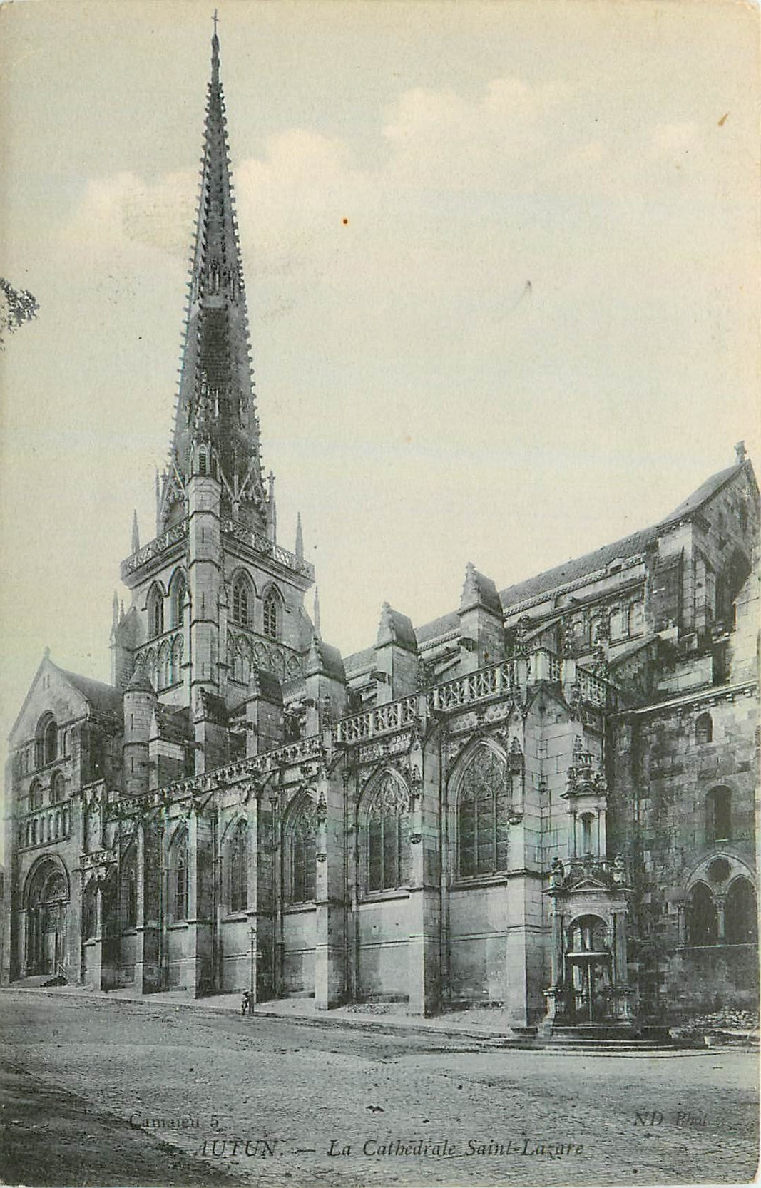CPA Autun La Cathedrale Saint Lazare 