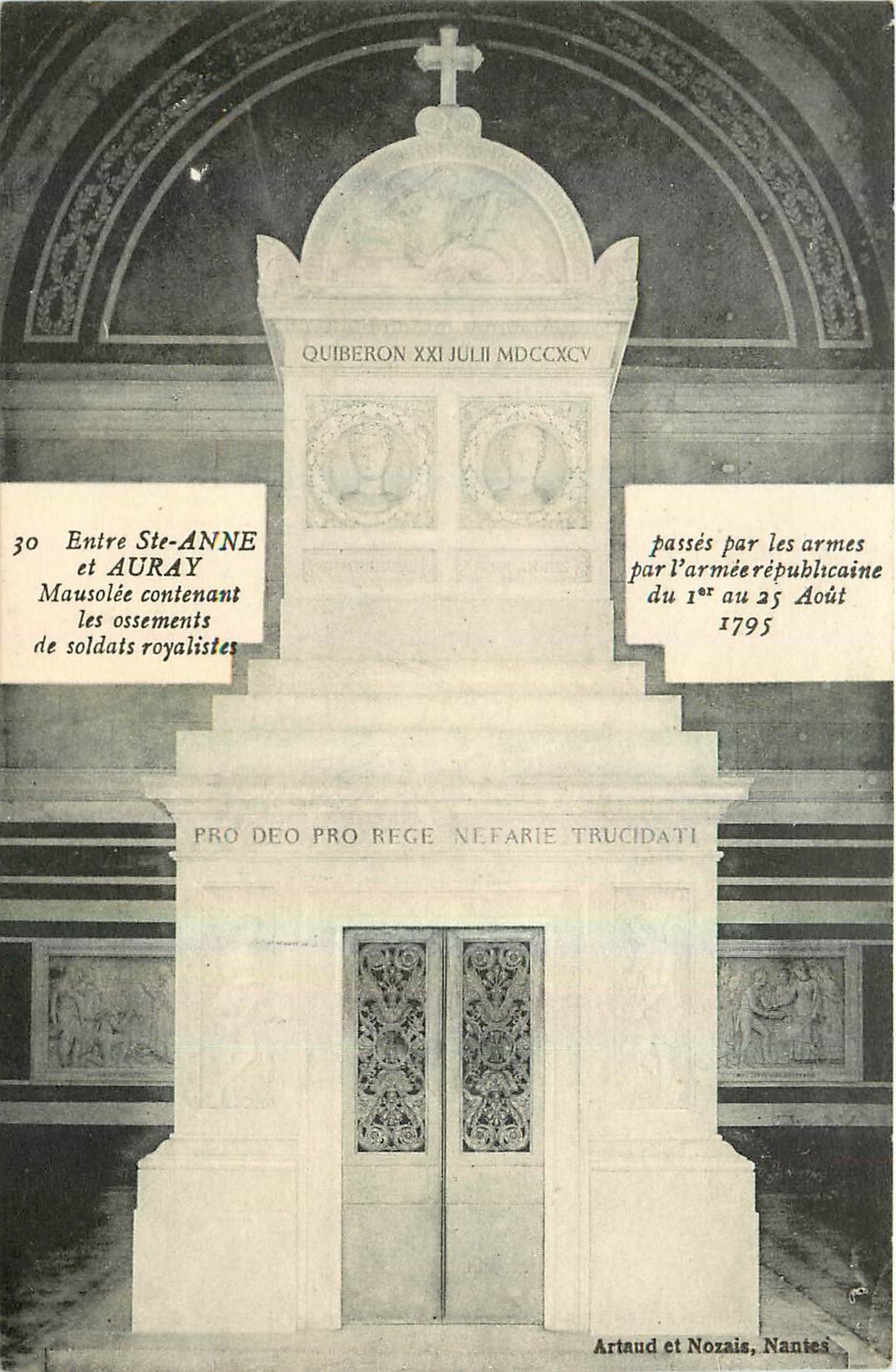 CPA Entre Ste Anne et Auray aisolee contenant les ossements de soldats royalistes 